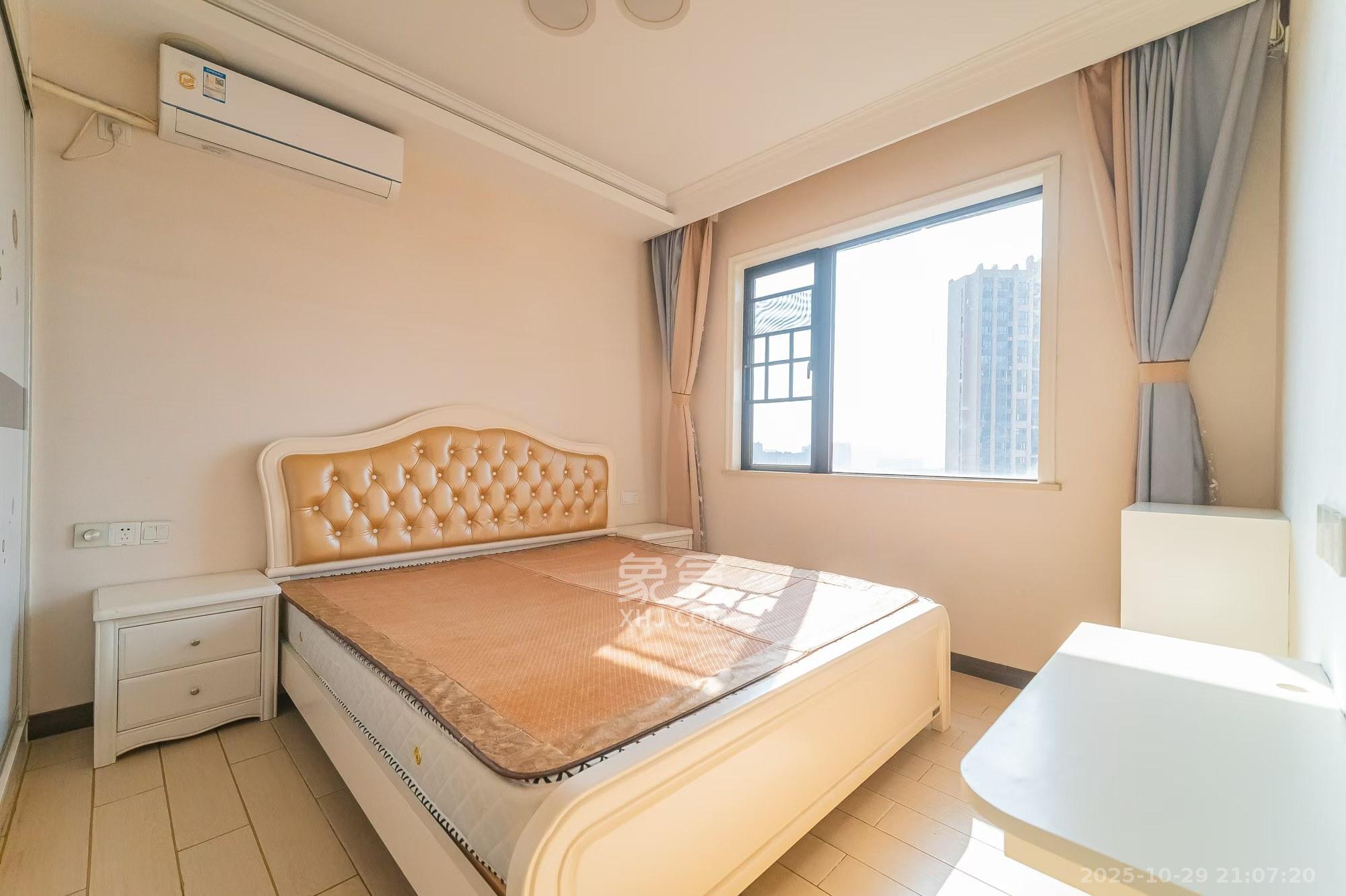 华润置地广场一期  3室2厅1卫    2300.0元/月 华润置地广场一期  3室2厅1卫    2300.0元/月室内图