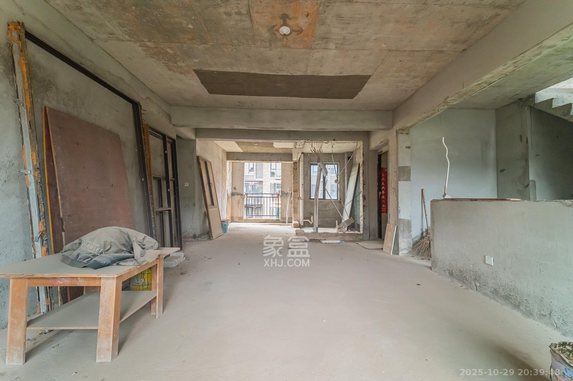 星湖湾二期洋房  5室2厅3卫    199.0万客厅