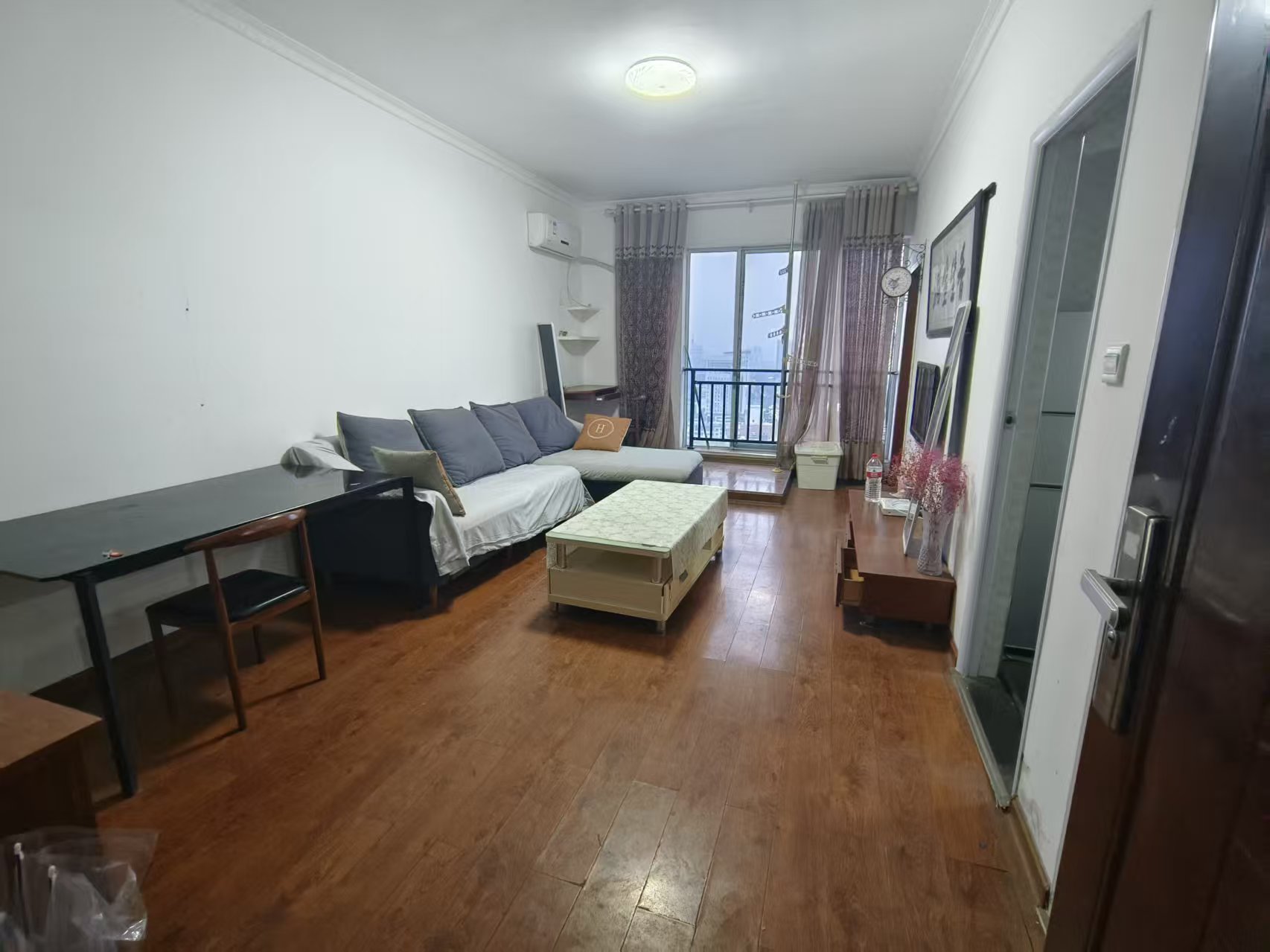 鸿泰国际  1室1厅1卫    1200.0元/月