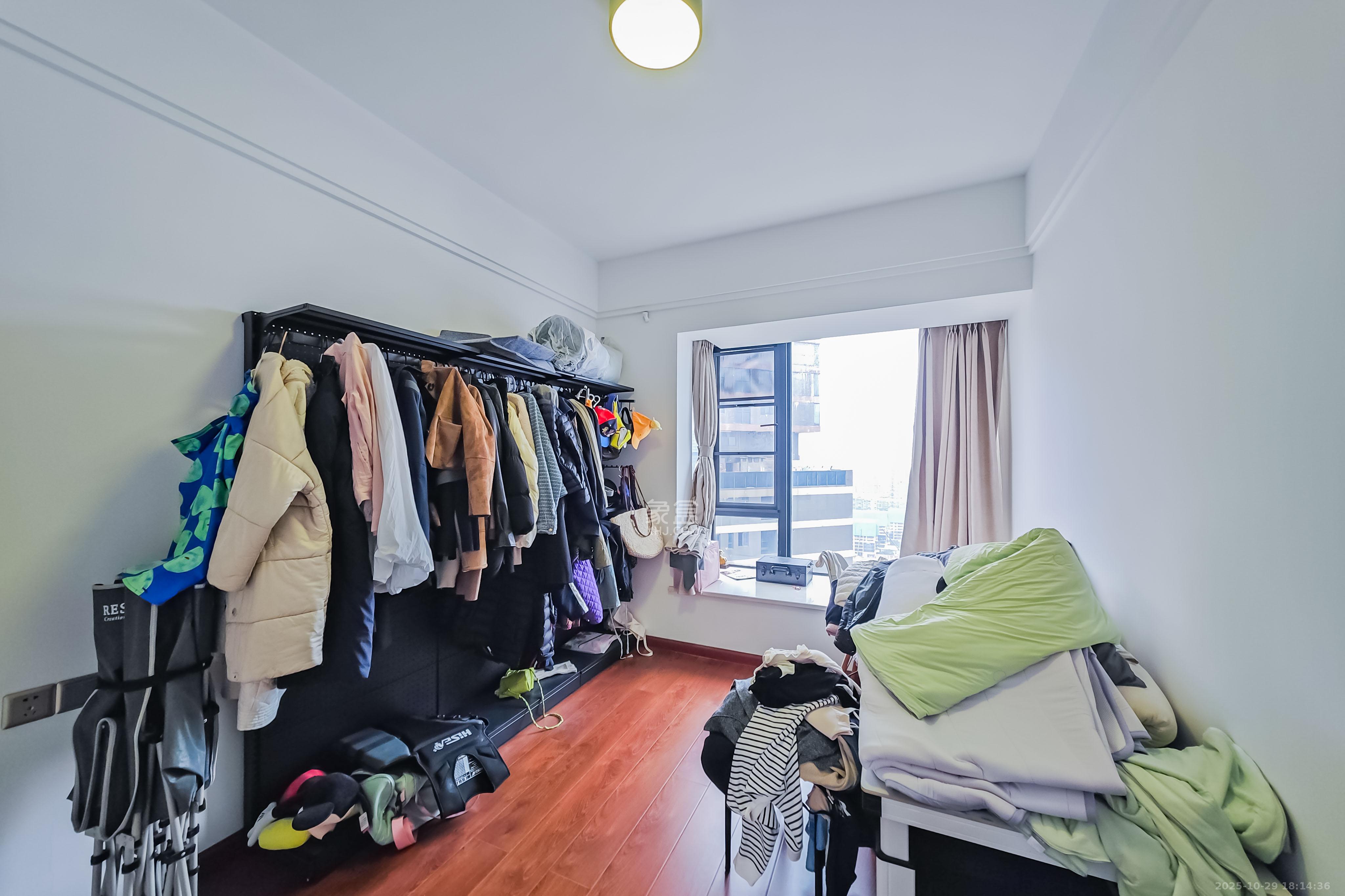 京武浪琴山一、二期  4室2厅2卫    368.0万卧室