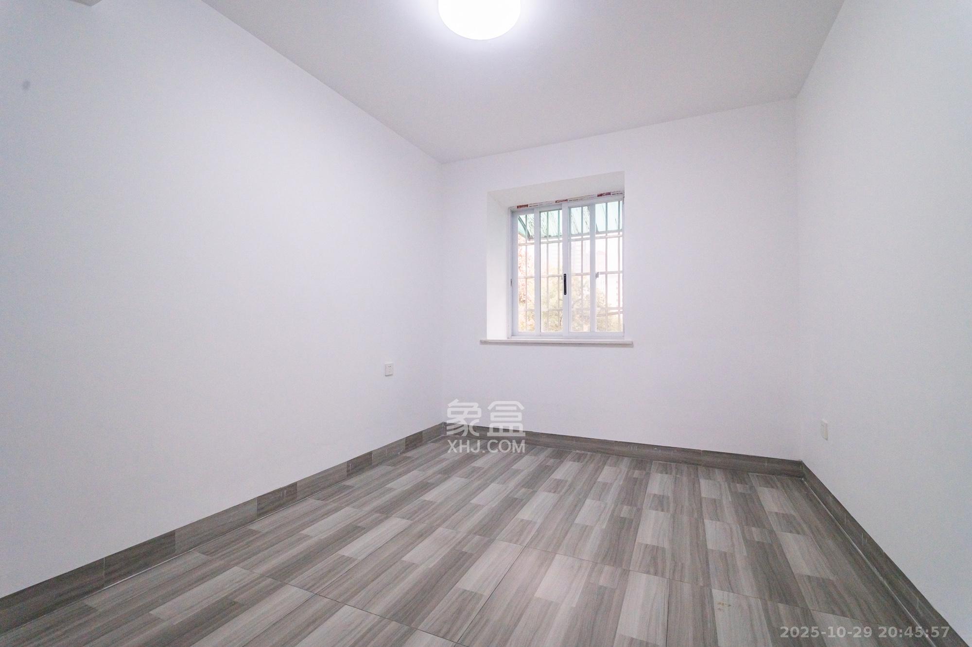 山水芙蓉国际新城 4室2厅2卫 81.8万 山水芙蓉国际新城 4室2厅2卫 81.8万卧室