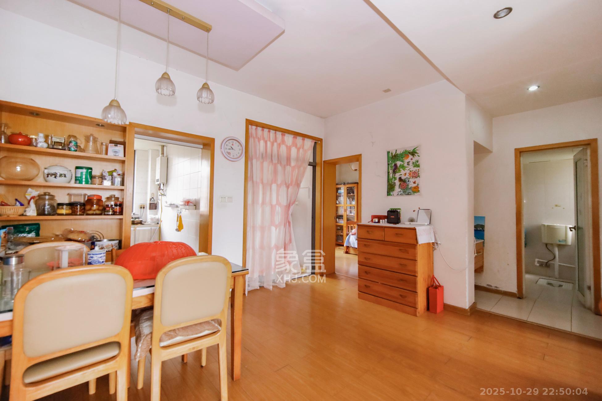 上海城小区  2室2厅1卫    75.0万客厅