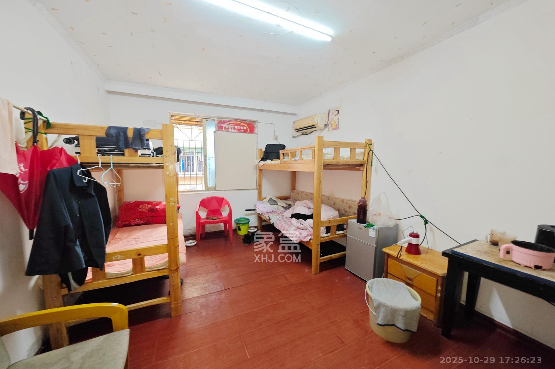 凤凰商贸城  8室2厅2卫    99.0万卧室