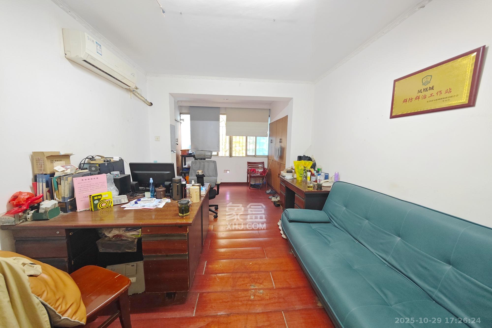 凤凰商贸城 8室2厅2卫 99.0万 凤凰商贸城 8室2厅2卫 99.0万卧室