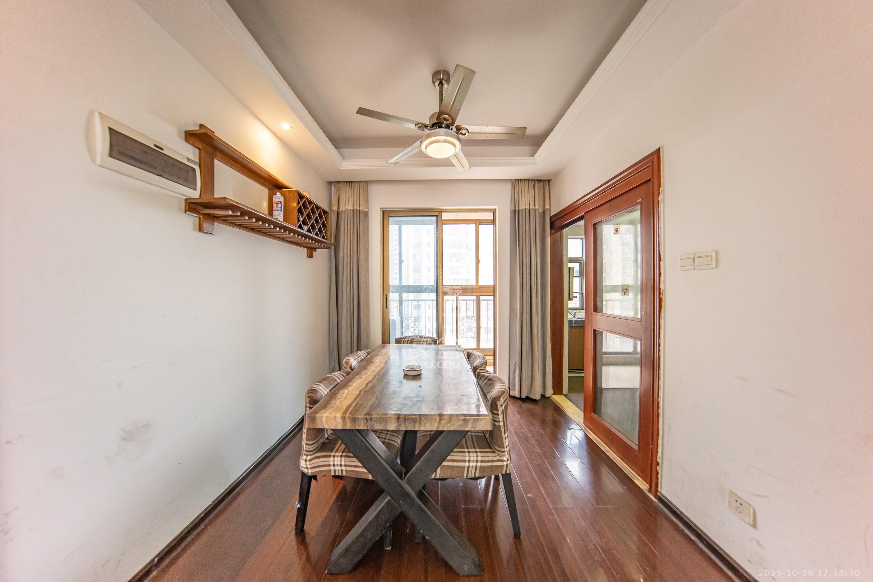 江山帝景哈佛  4室4厅1卫    126.0万客厅