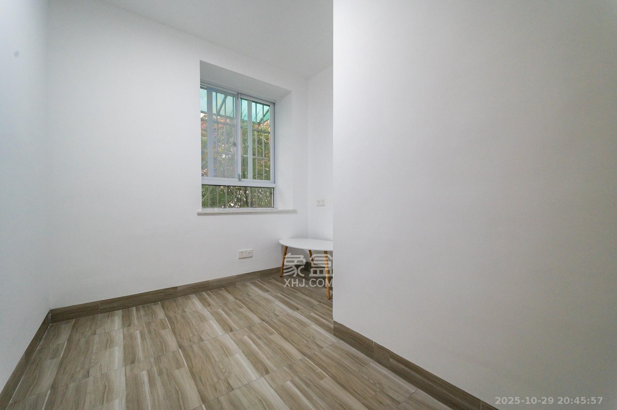 山水芙蓉国际新城 4室2厅2卫 81.8万 山水芙蓉国际新城 4室2厅2卫 81.8万卧室