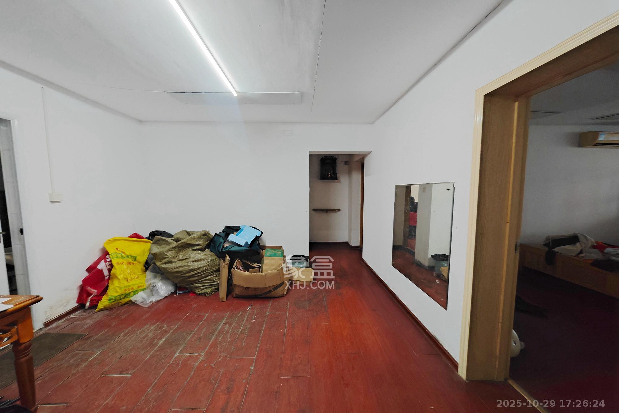 凤凰商贸城  8室2厅2卫    99.0万客厅