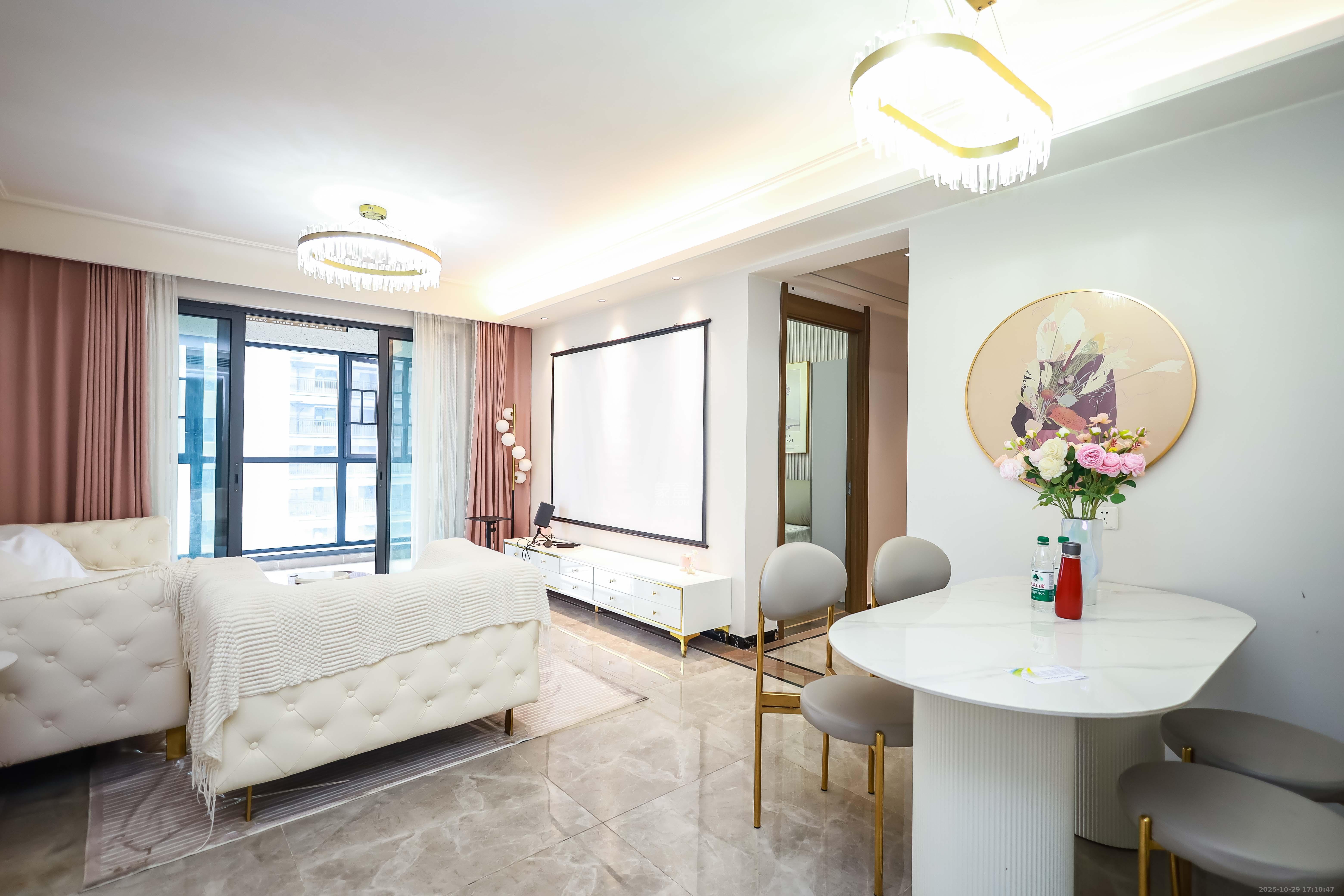 保利恒伟时光印象 4室2厅2卫 115.0万 保利恒伟时光印象 4室2厅2卫 115.0万客厅