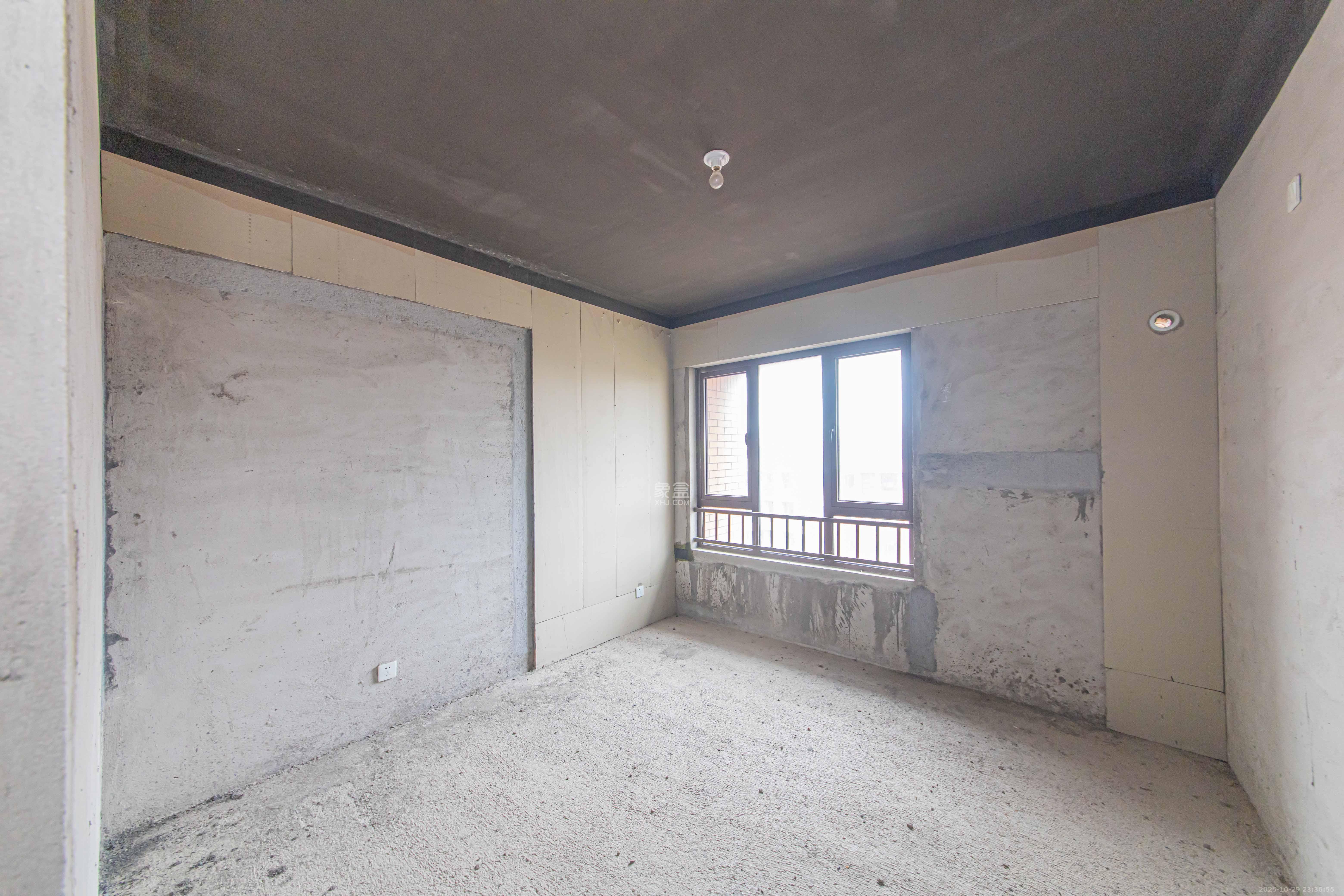 香缇雅苑（鑫远翡丽郡二期）  5室2厅2卫    236.0万卧室