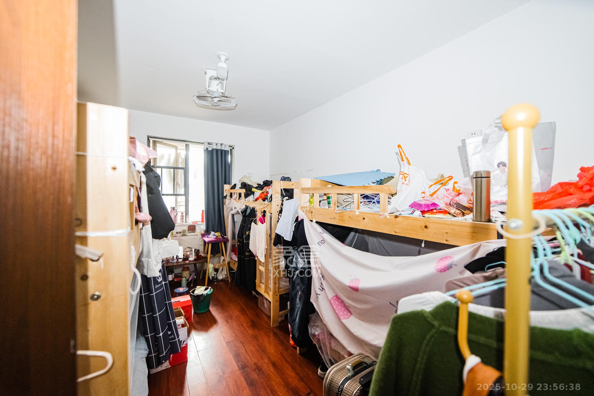 龙湾1号公馆  3室2厅1卫    125.0万卧室