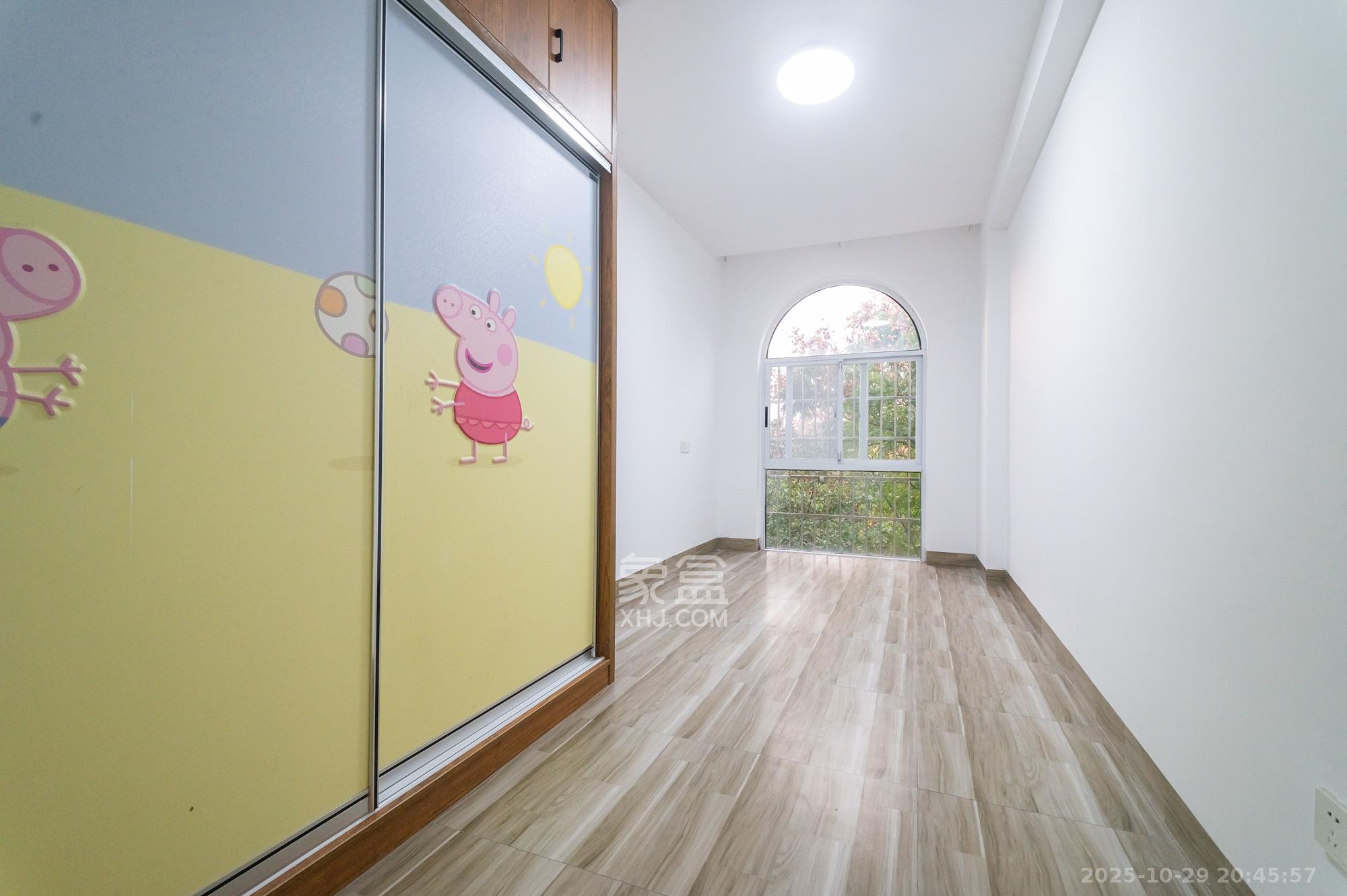 山水芙蓉国际新城  4室2厅2卫    81.8万卧室