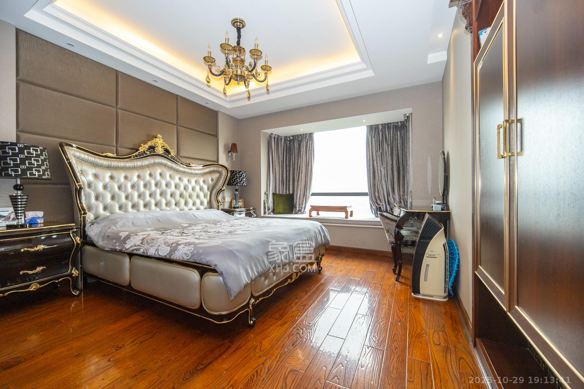 藏珑湖上国际花园  4室2厅2卫    268.0万卧室