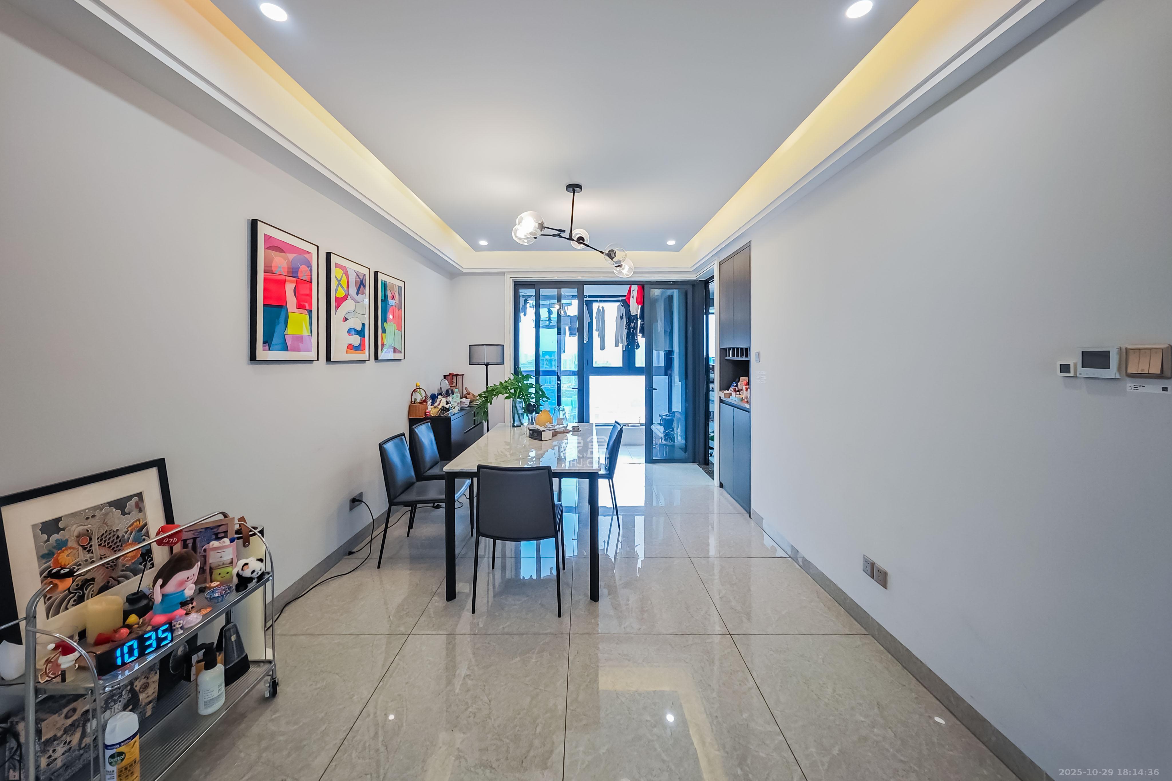 京武浪琴山一、二期  4室2厅2卫    368.0万客厅