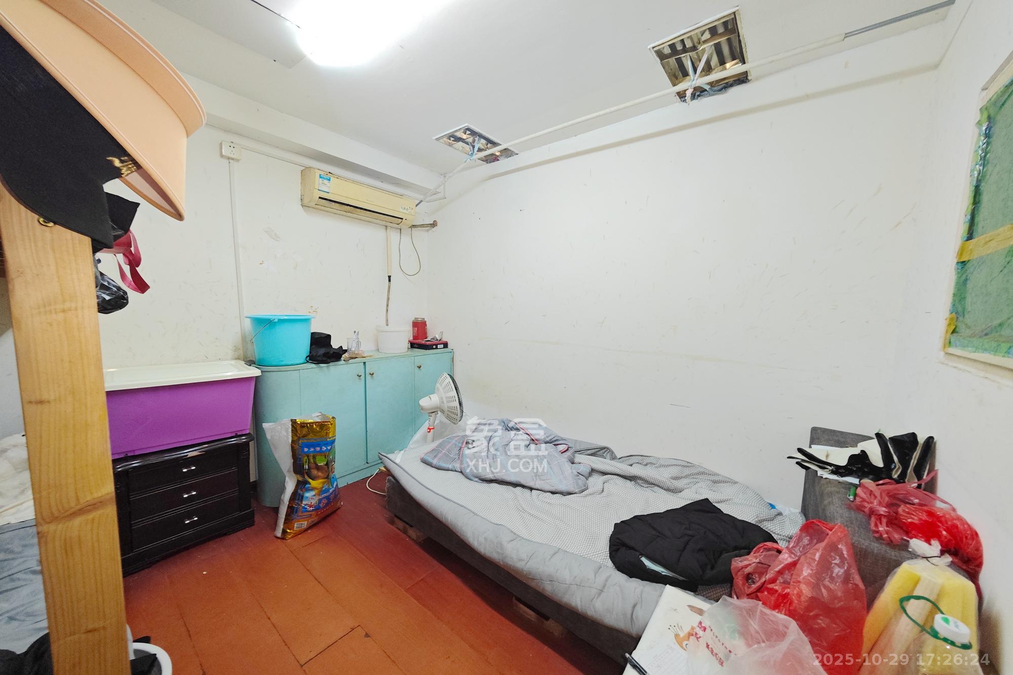 凤凰商贸城  8室2厅2卫    99.0万卧室