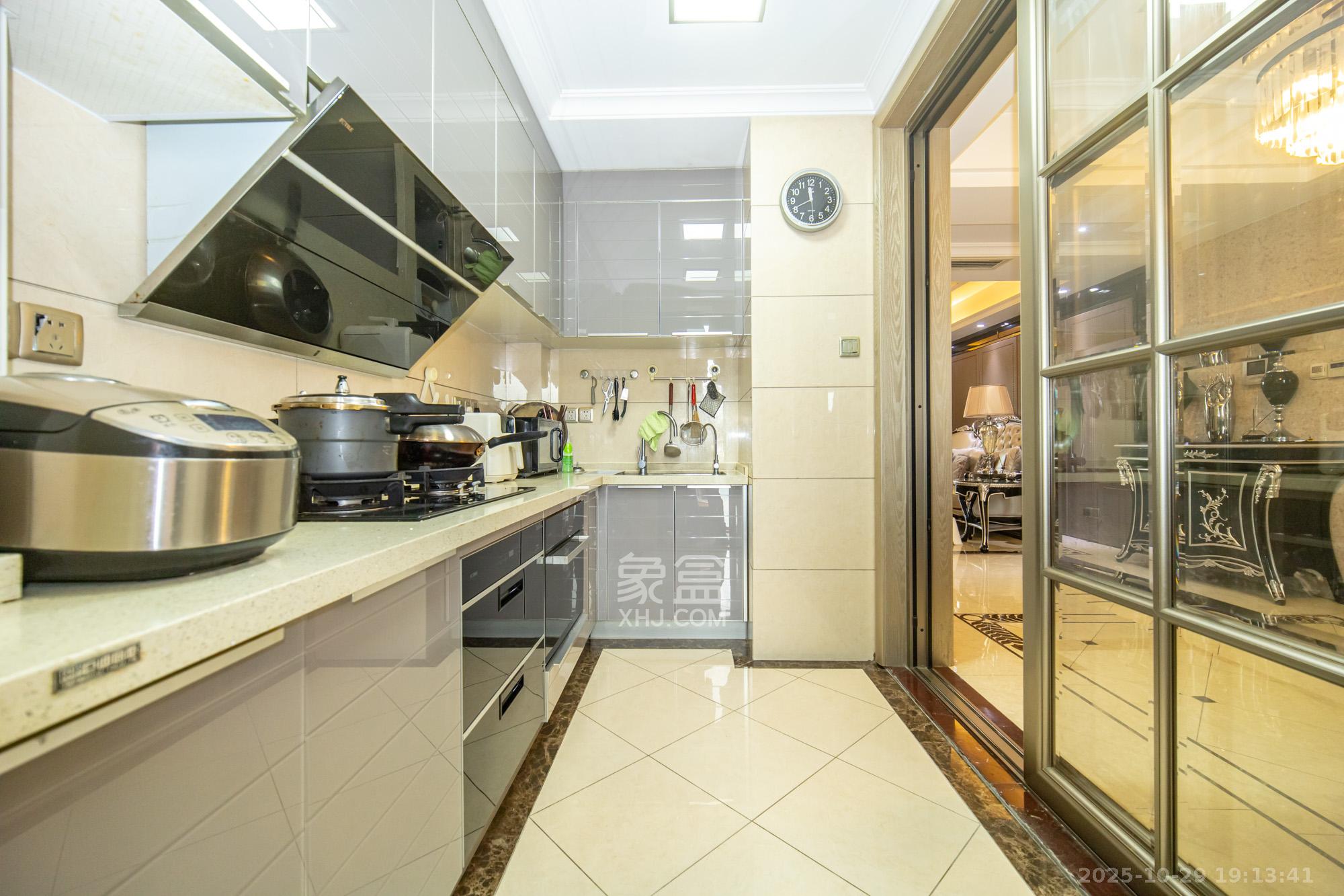 藏珑湖上国际花园 4室2厅2卫 268.0万 藏珑湖上国际花园 4室2厅2卫 268.0万厨房