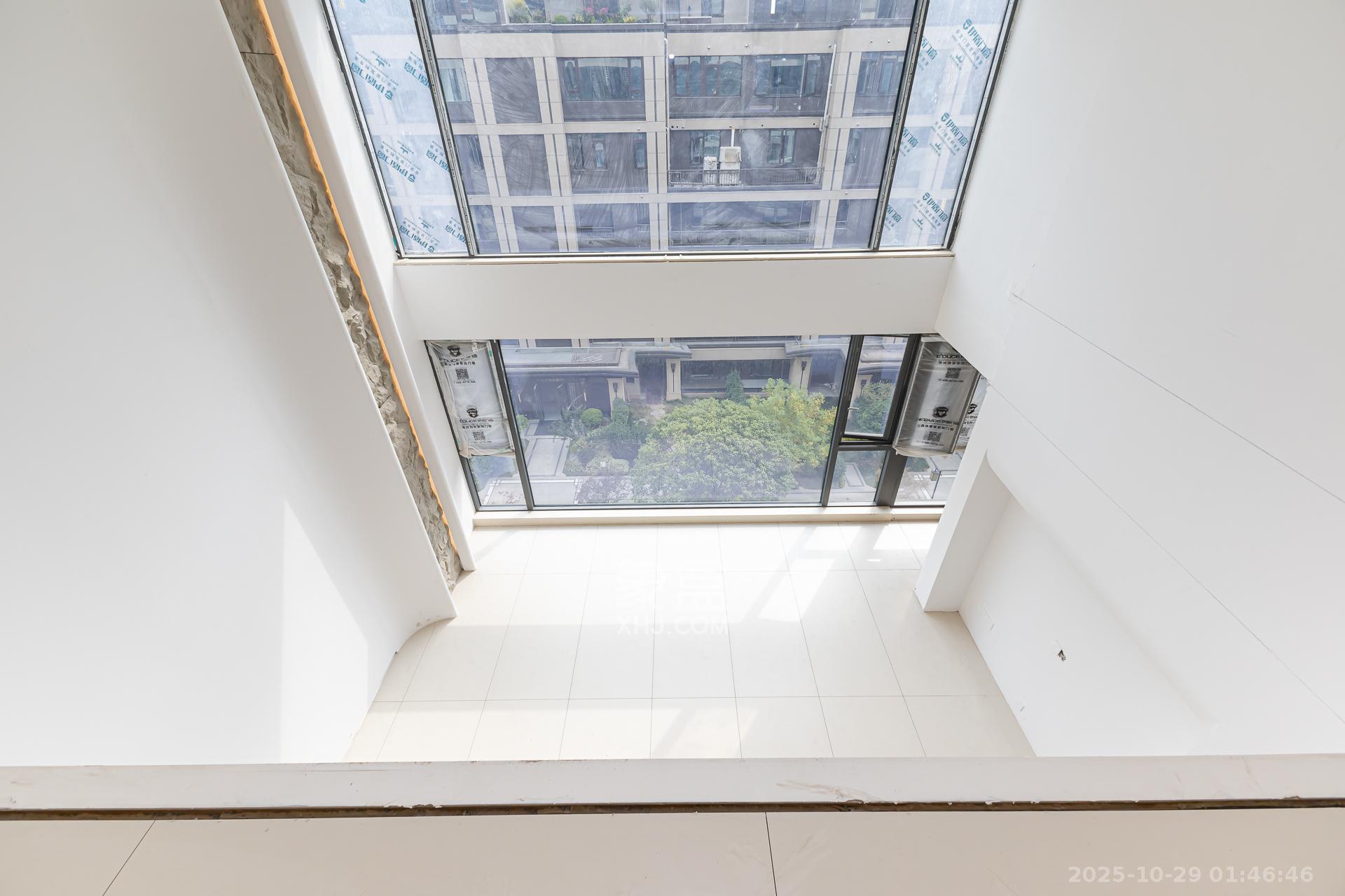 时代建发和著  6室2厅5卫    498.0万 时代建发和著  6室2厅5卫    498.0万客厅