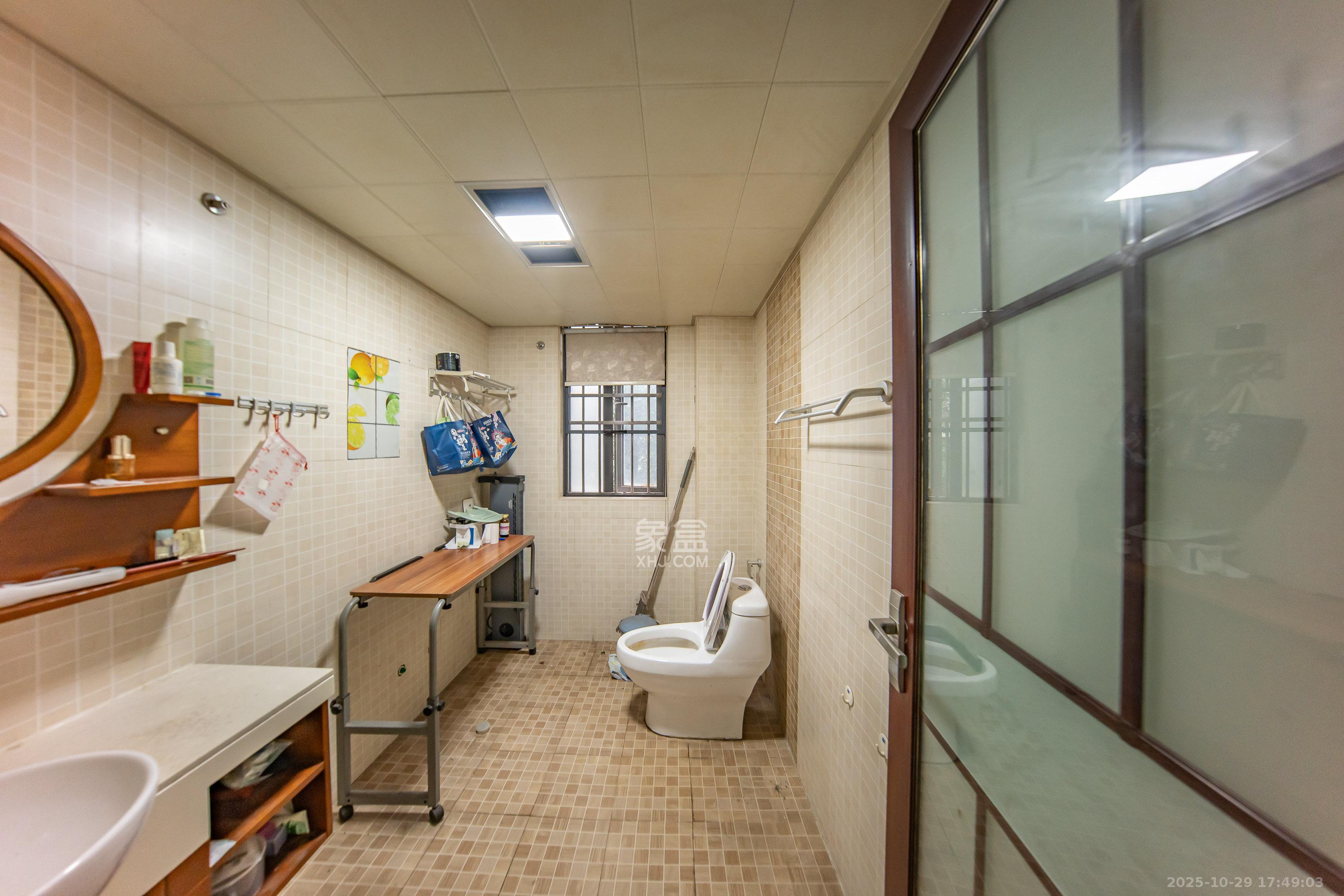 中建麓山和苑 3室2厅2卫 75.0万 中建麓山和苑 3室2厅2卫 75.0万卫生间