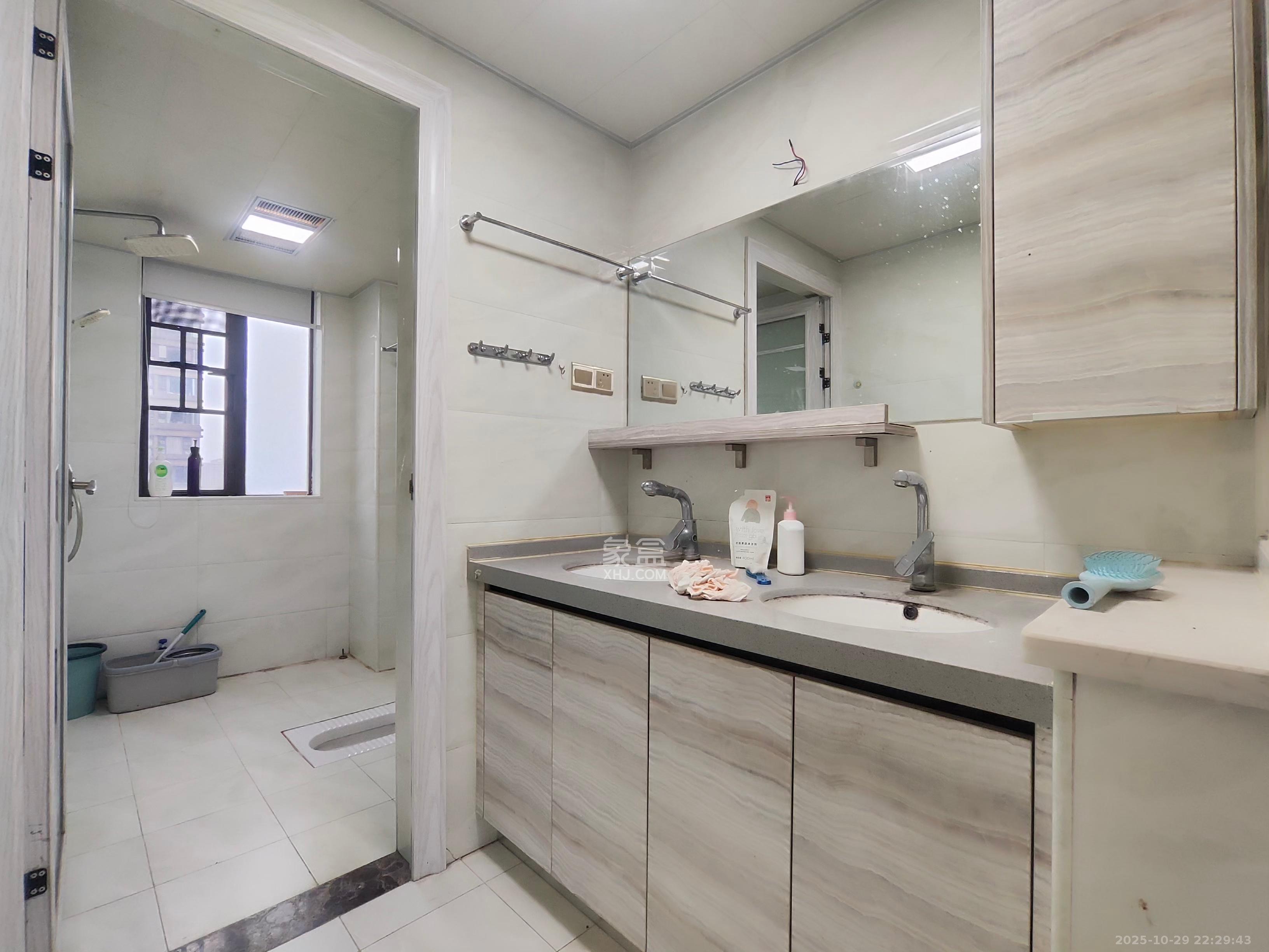 润和紫郡一期  5室2厅2卫    2500.0元/月 润和紫郡一期  5室2厅2卫    2500.0元/月室内图