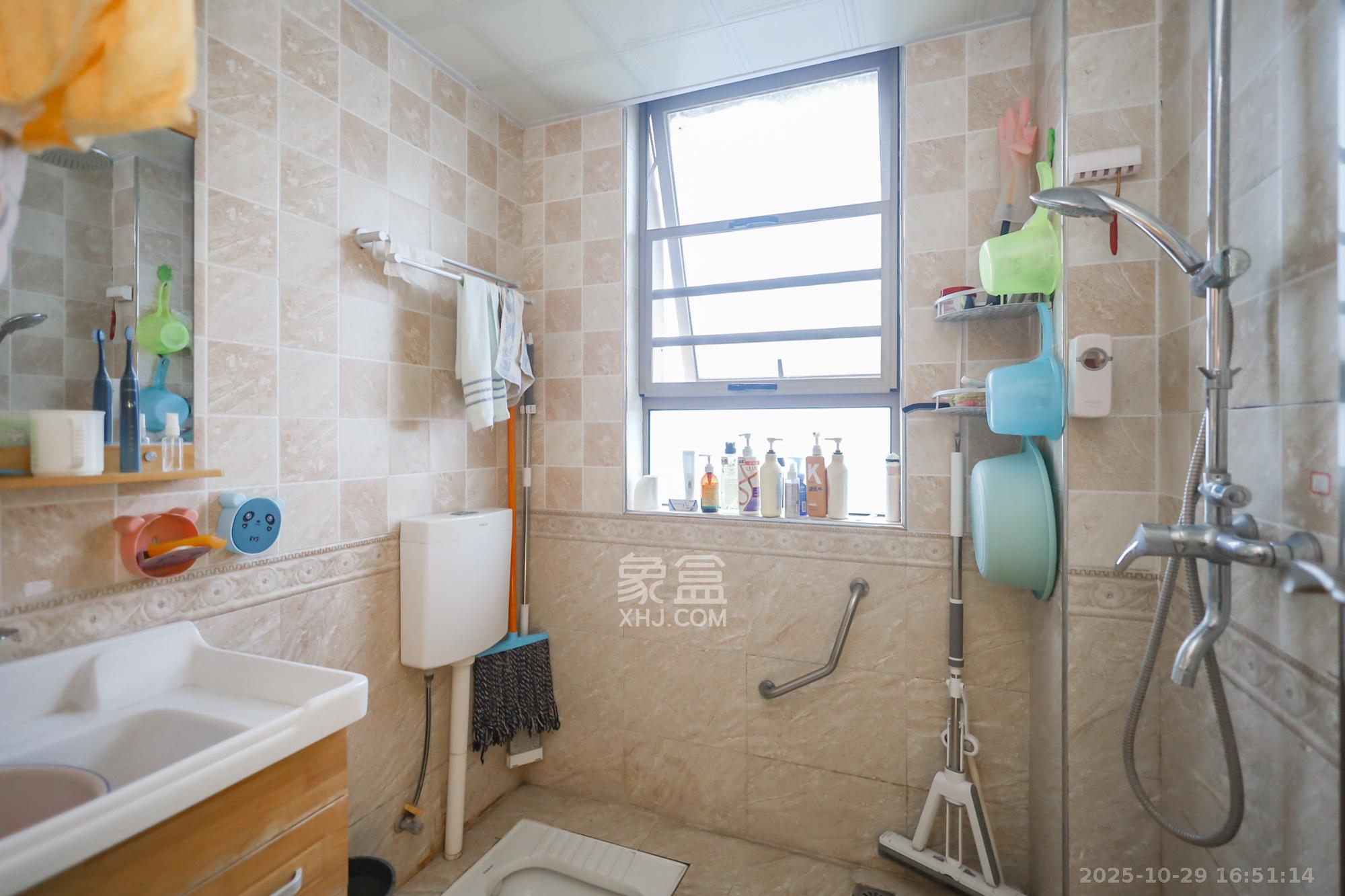 世茂铂翠湾二期 3室2厅1卫 139.8万 世茂铂翠湾二期 3室2厅1卫 139.8万卫生间