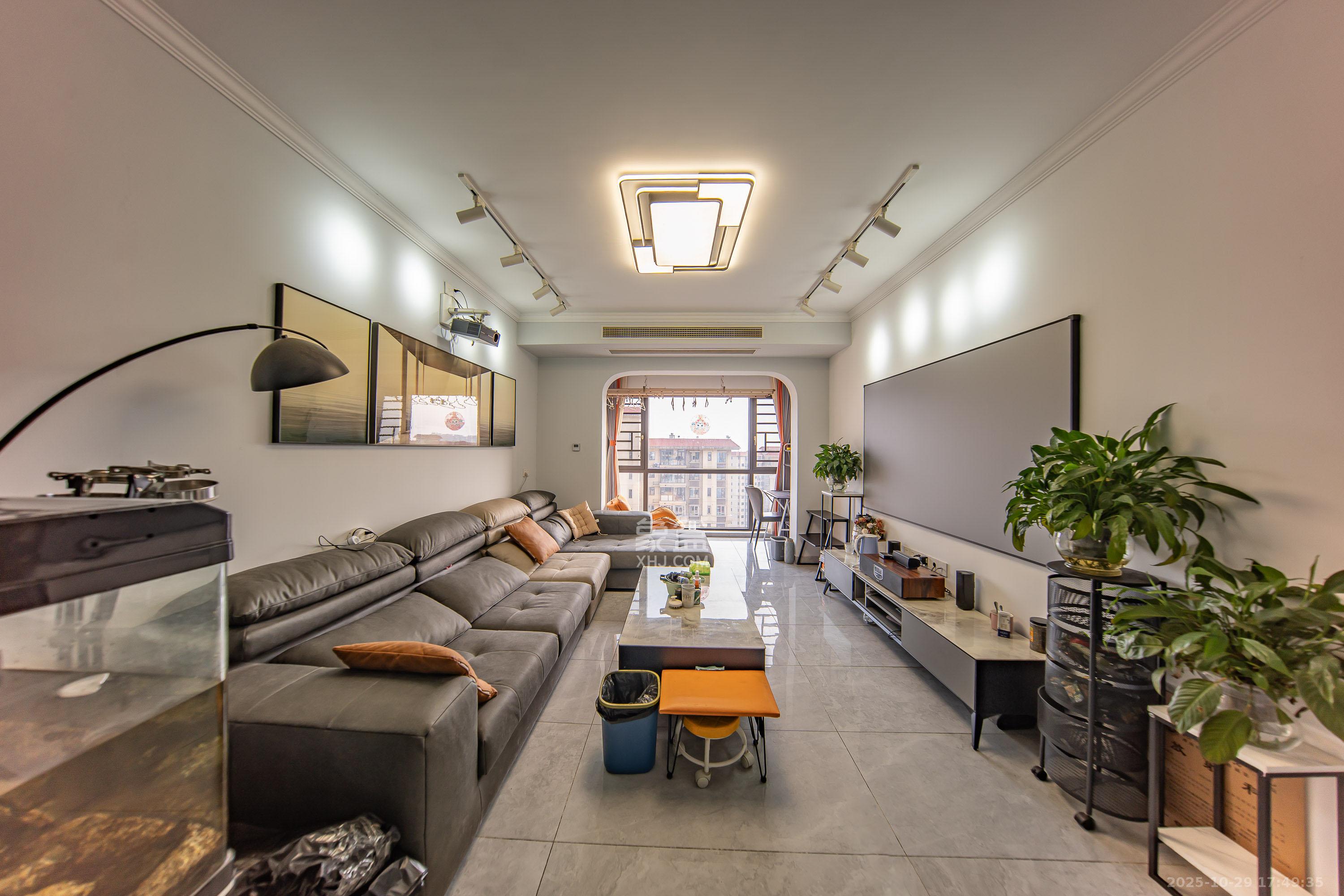 江山帝景哈佛  3室2厅1卫    82.5万客厅