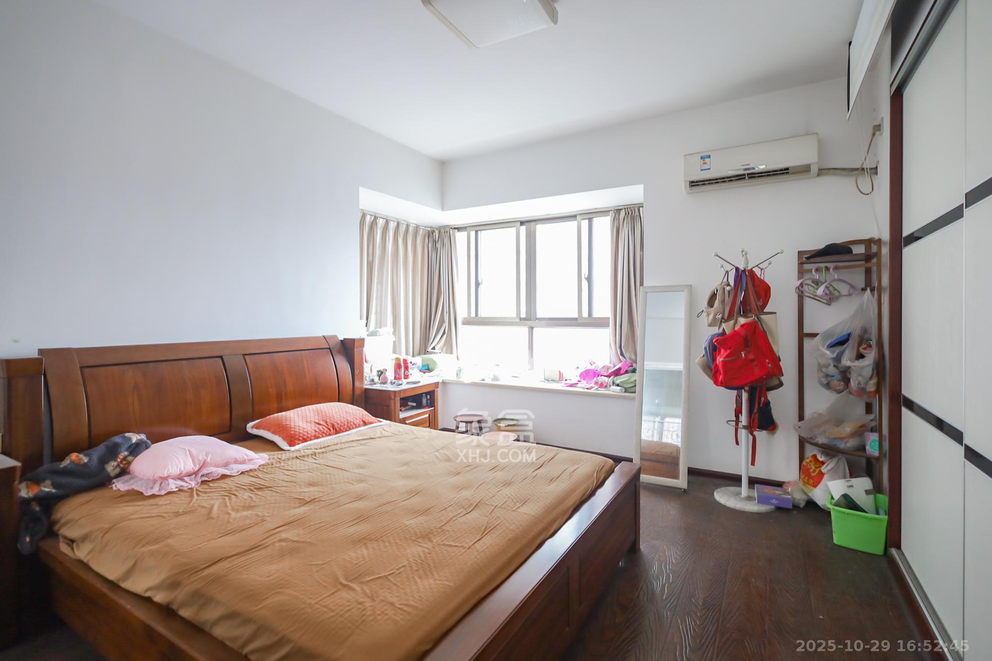 西岸润泽府  5室2厅2卫    168.0万 西岸润泽府  5室2厅2卫    168.0万卧室