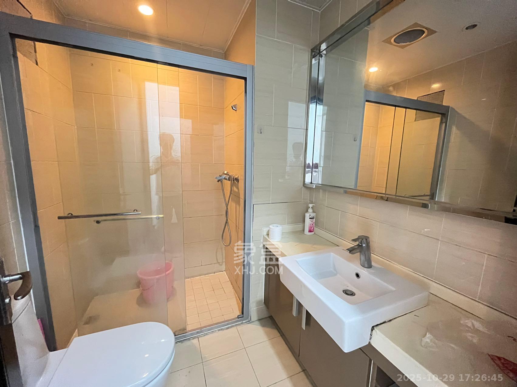 阳光100三期  3室2厅2卫    2500.0元/月 阳光100三期  3室2厅2卫    2500.0元/月室内图