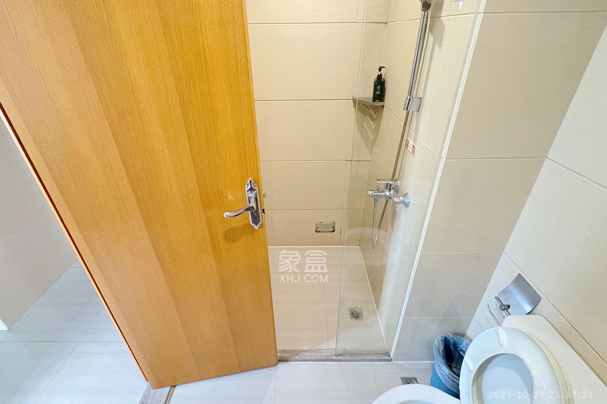 五一钻界  1室1厅1卫    50.0万卫生间