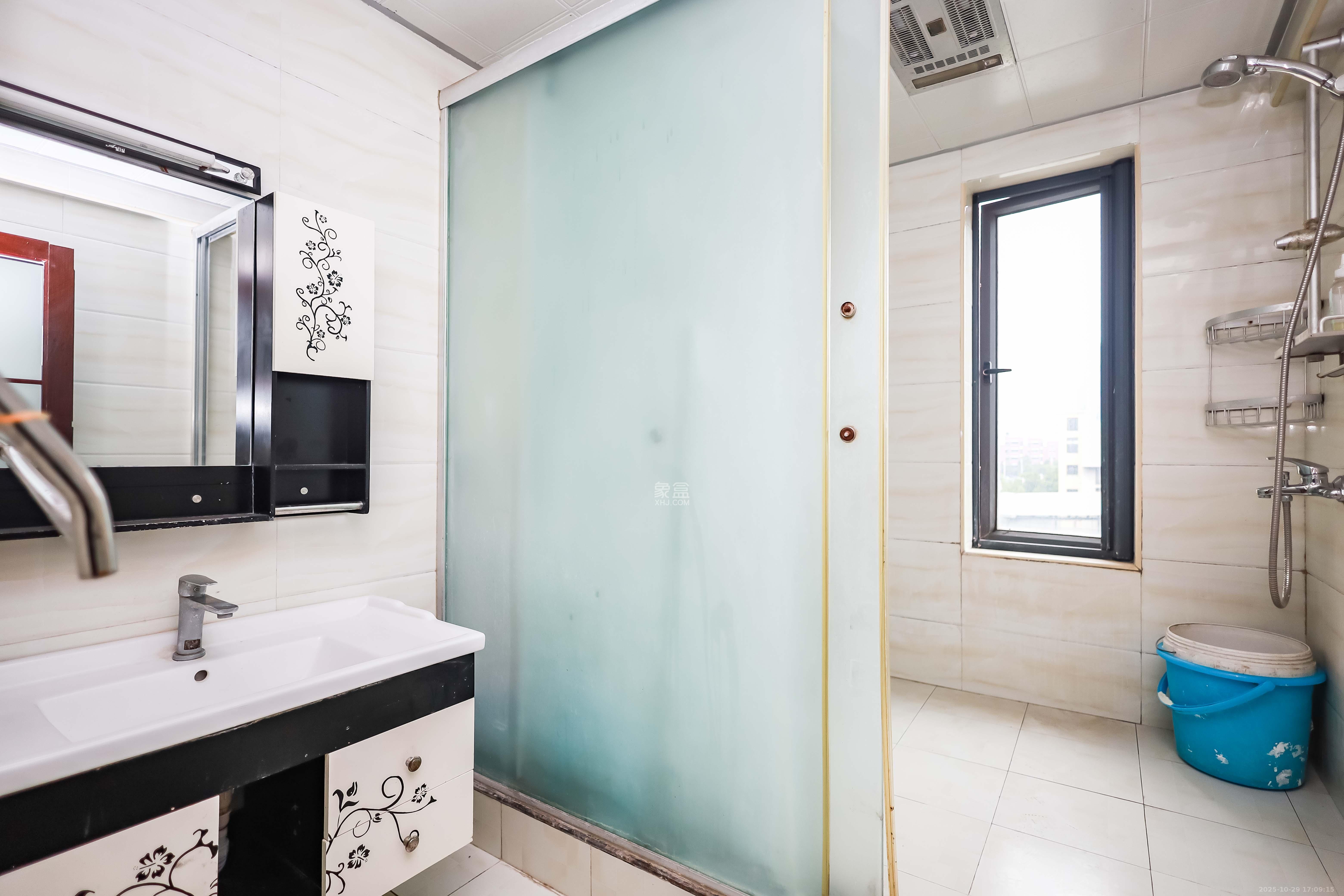 卓越蔚蓝海岸一期 3室2厅2卫 150.0万 卓越蔚蓝海岸一期 3室2厅2卫 150.0万卫生间