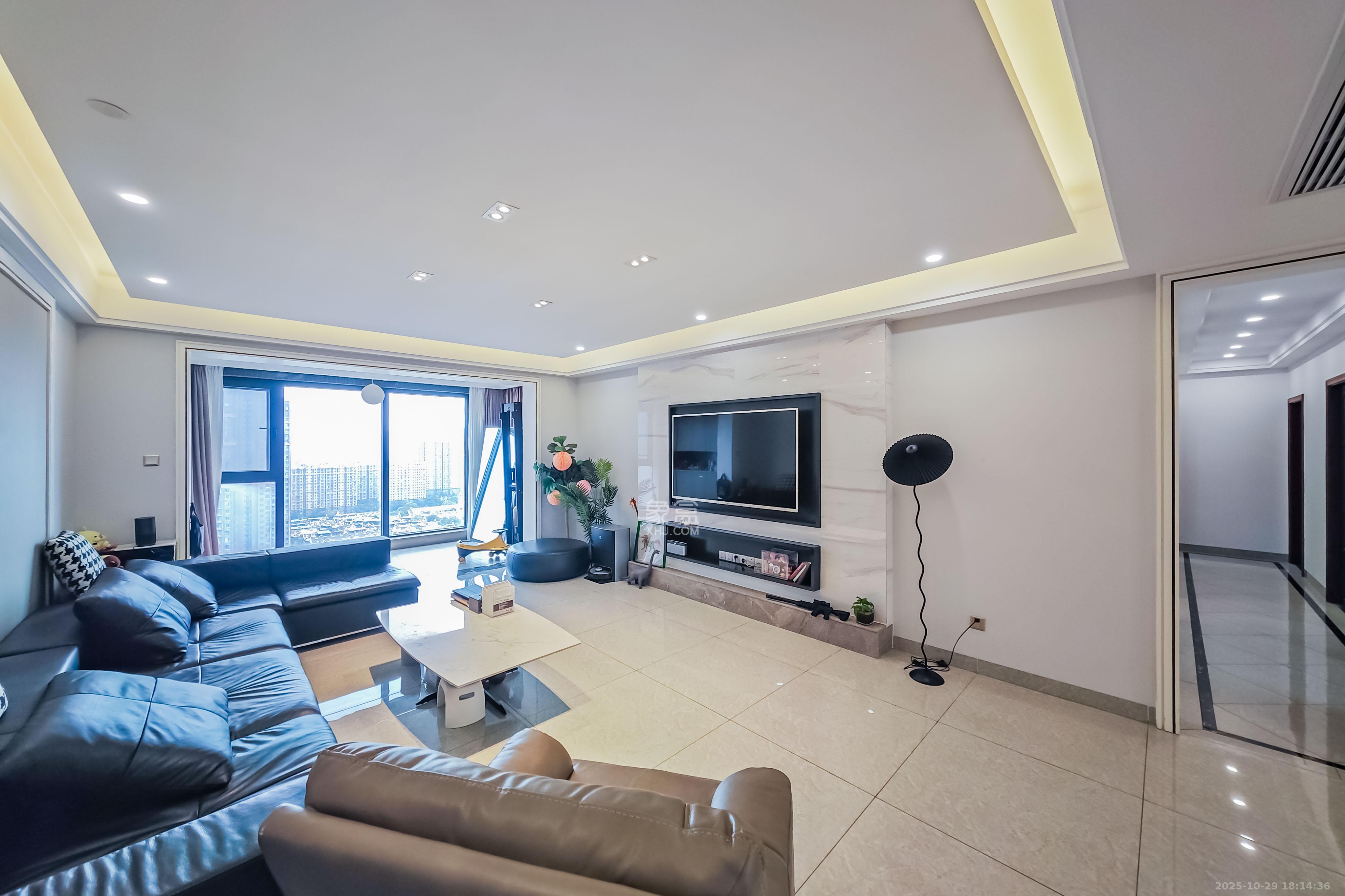 京武浪琴山一、二期  4室2厅2卫    368.0万客厅