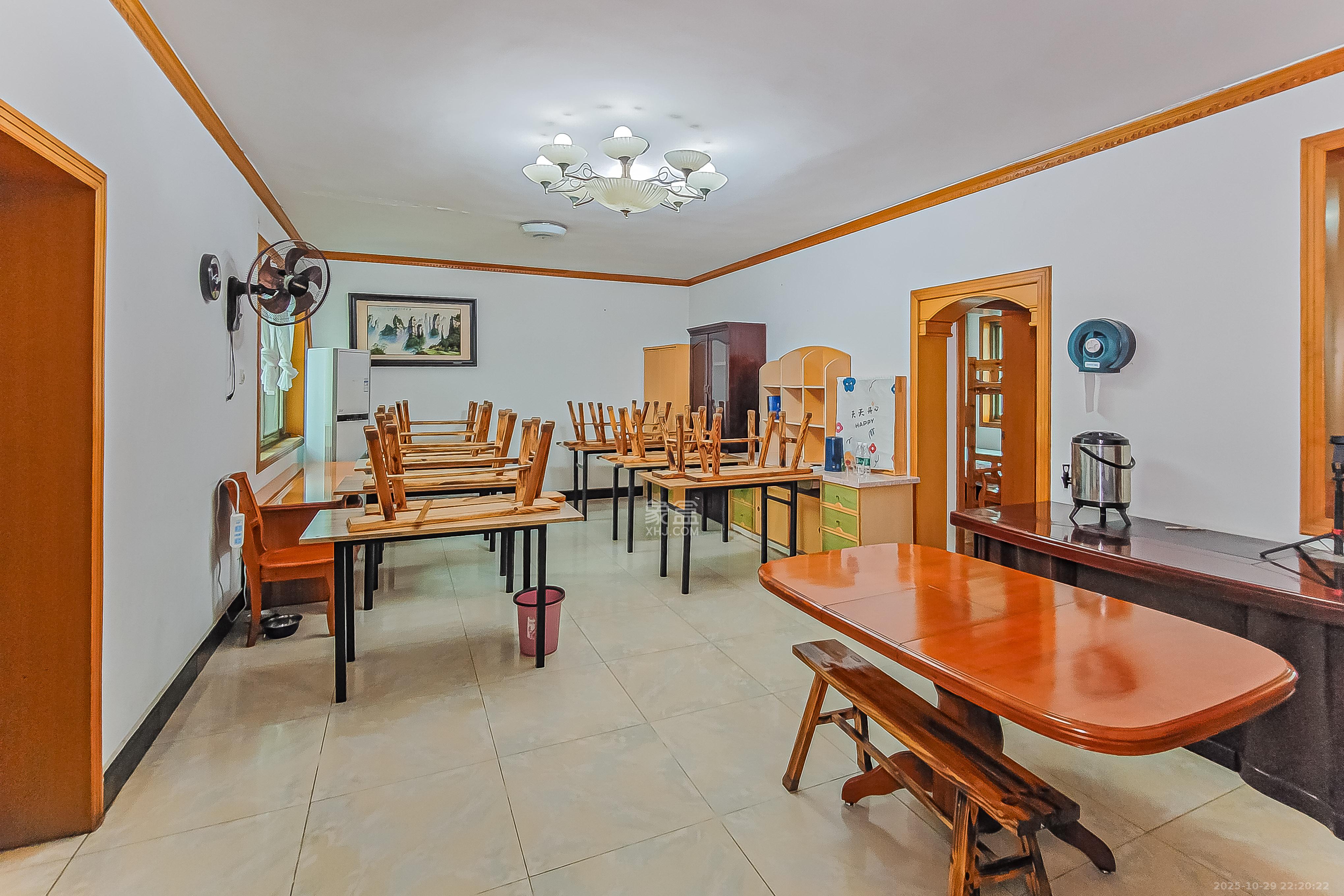 向东园社区(国税局宿舍) 3室2厅2卫 98.0万 向东园社区(国税局宿舍) 3室2厅2卫 98.0万客厅