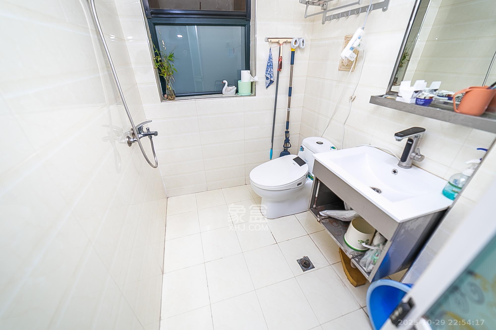 湘江锦绣  3室2厅1卫    98.0万卫生间