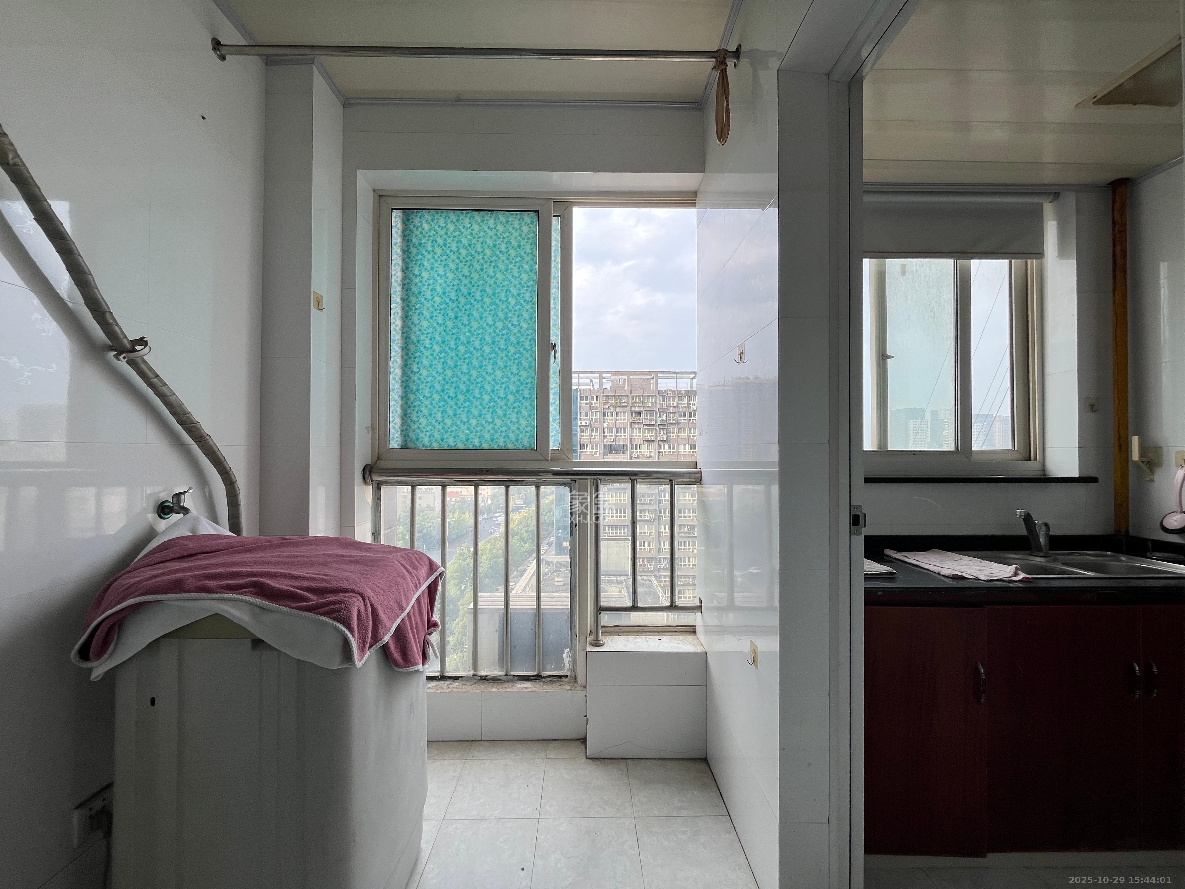 伍家岭生活广场  1室1厅1卫    1580.0元/月 伍家岭生活广场  1室1厅1卫    1580.0元/月室内图