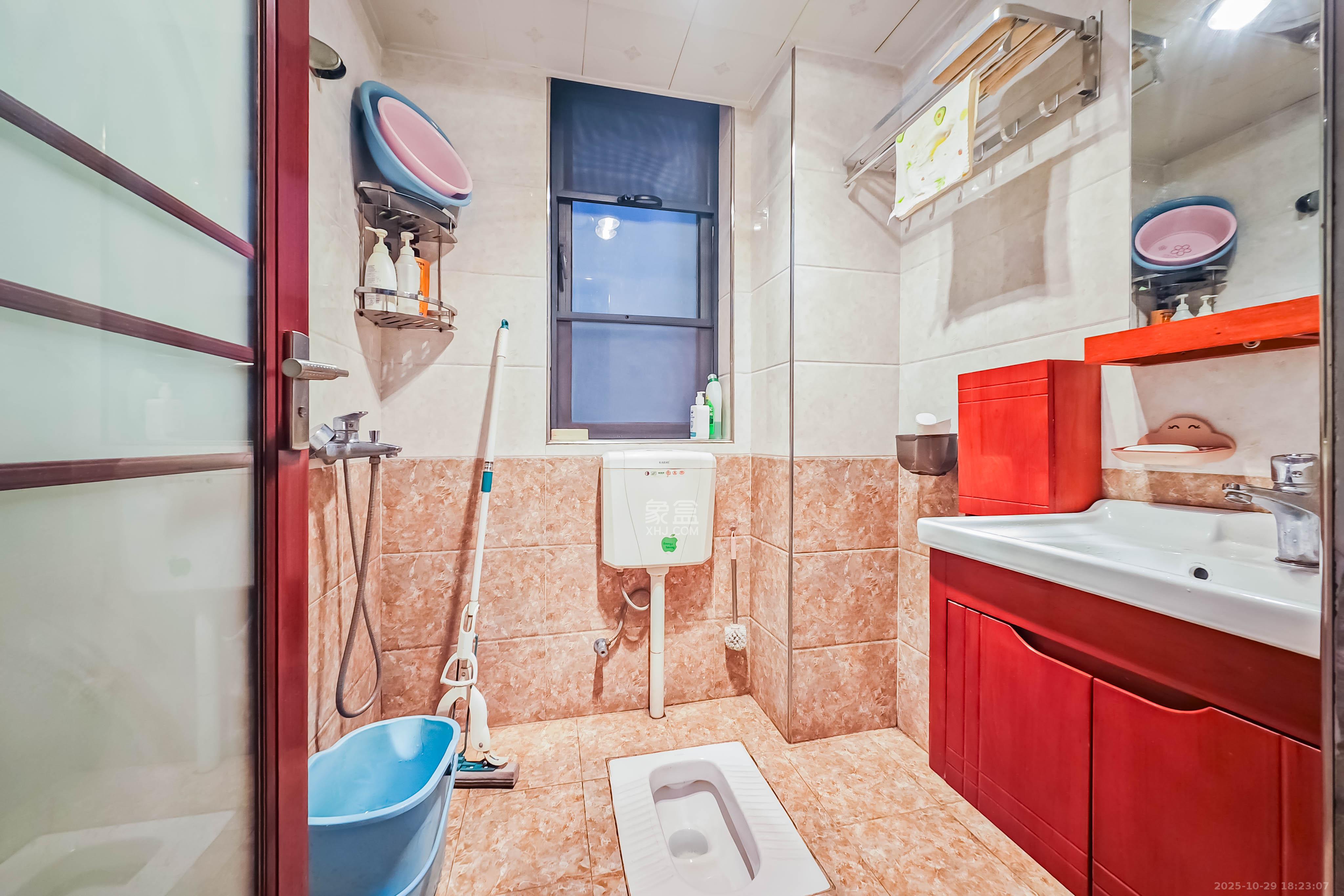 半山壹号  3室2厅2卫    138.0万 半山壹号  3室2厅2卫    138.0万卫生间