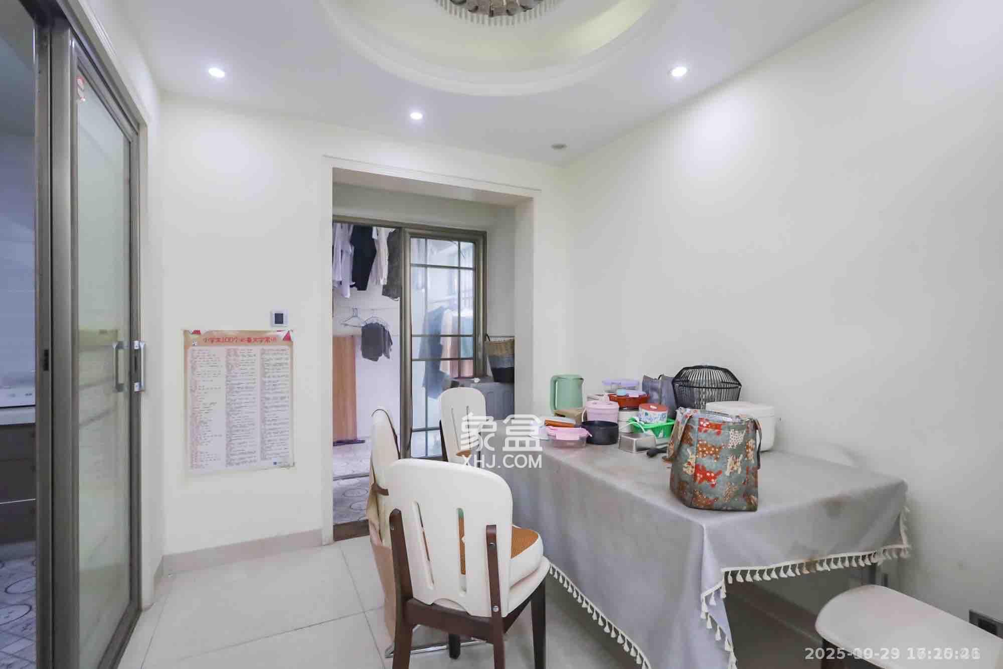 奥克斯广场  3室2厅2卫    3300.0元/月 奥克斯广场  3室2厅2卫    3300.0元/月室内图