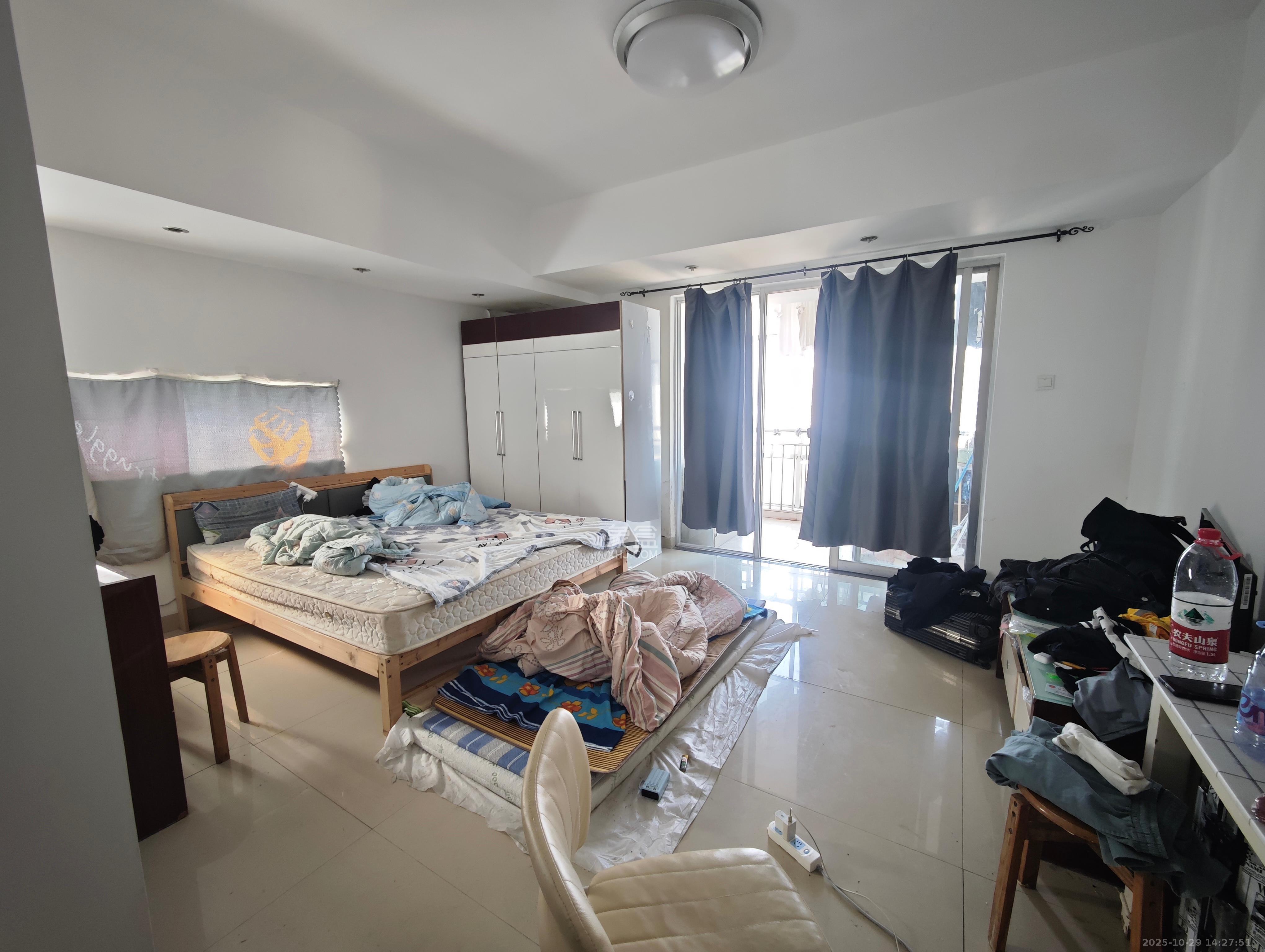 观湖公寓  1室0厅1卫    1300.0元/月