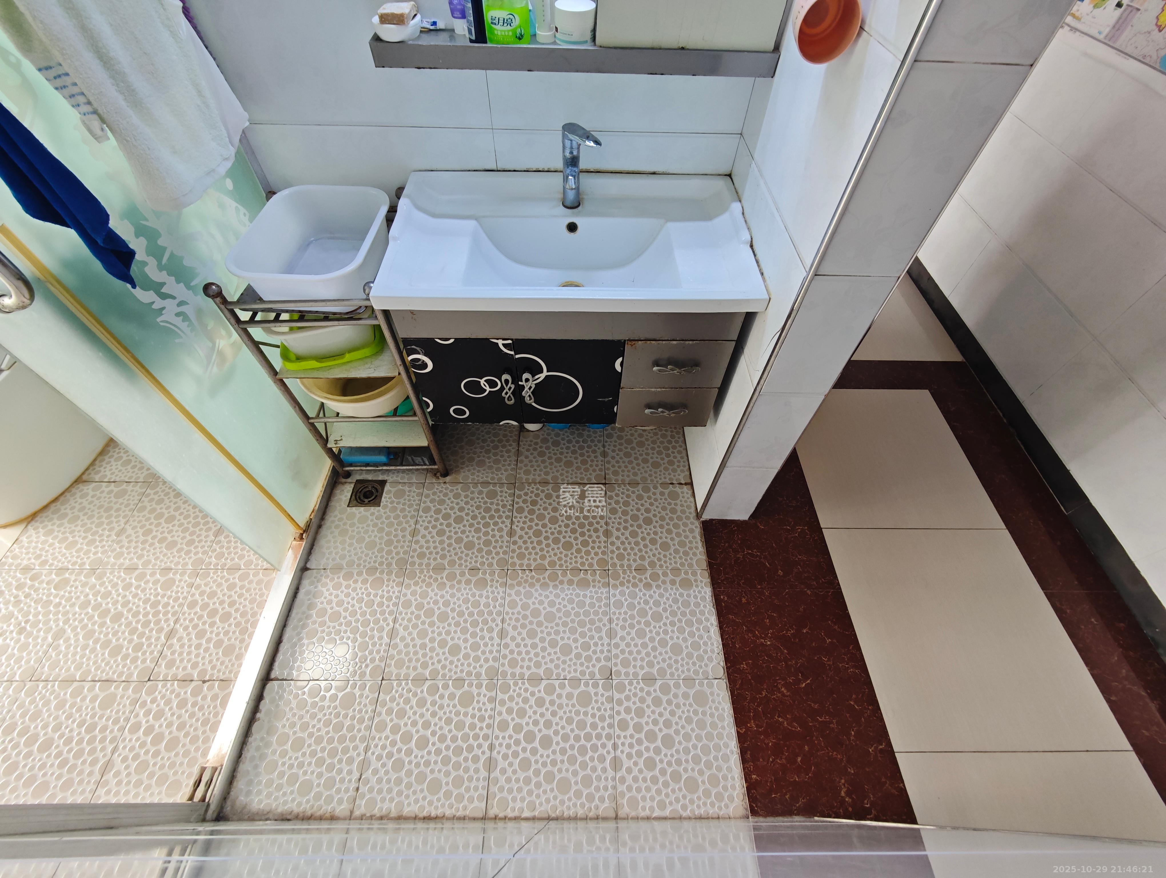 华悦城  1室2厅1卫    92.8万卫生间