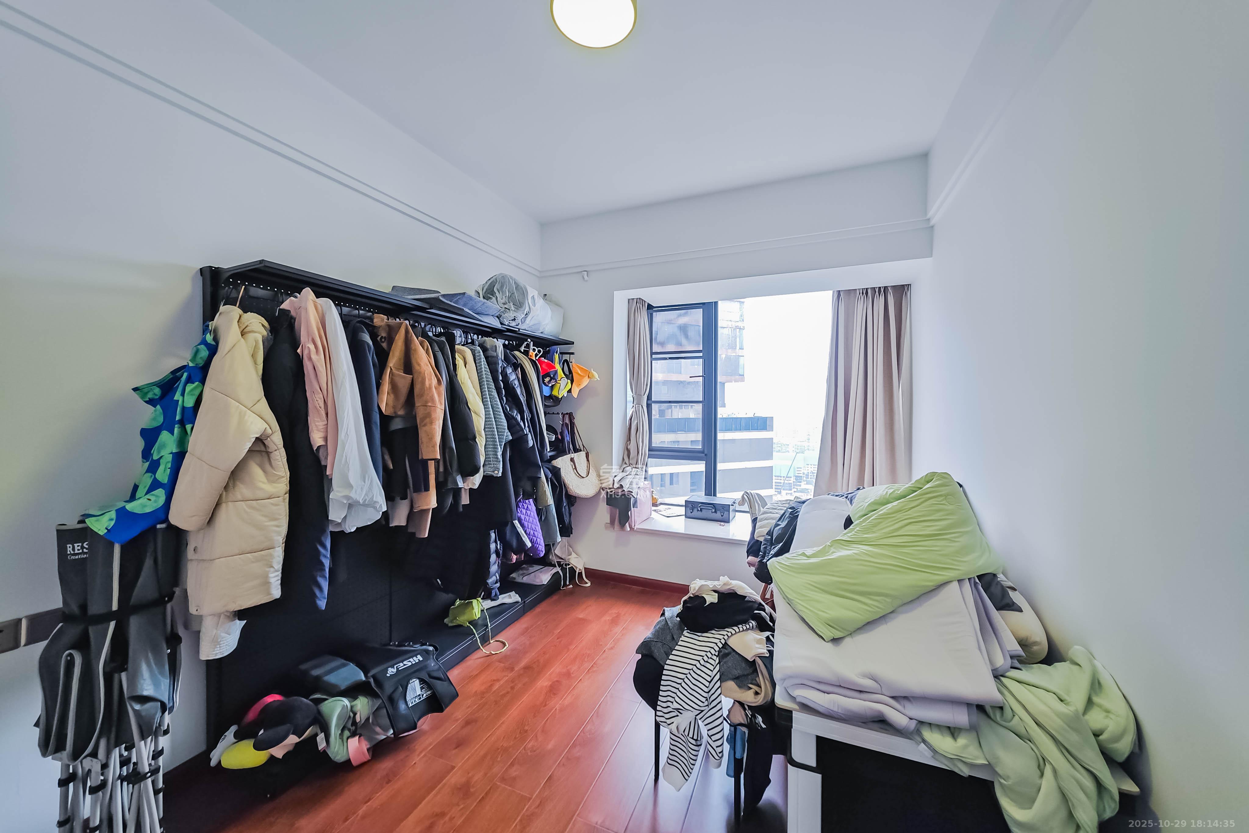 京武浪琴山一、二期  4室2厅2卫    368.0万卧室