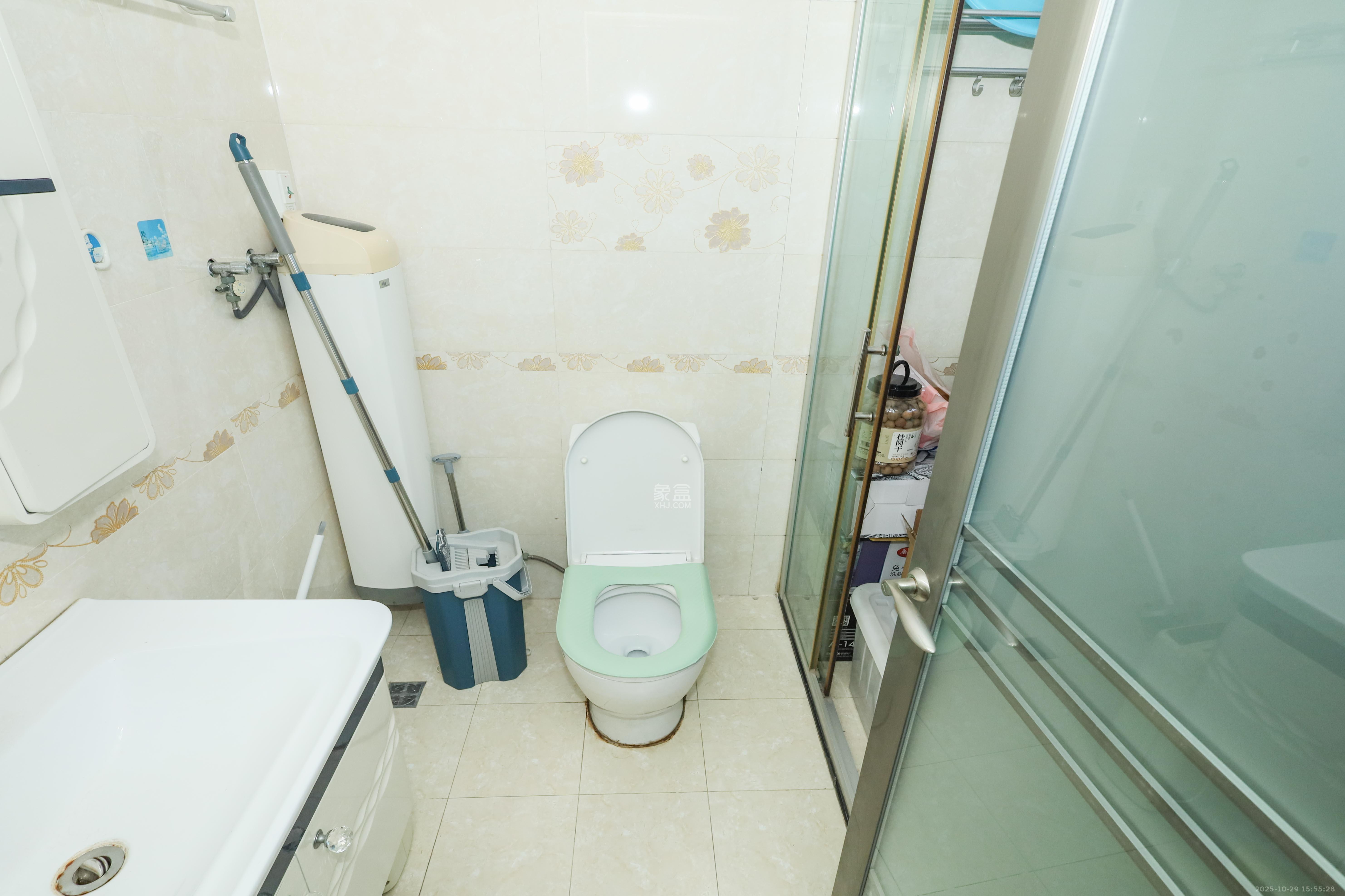 保利麓谷林语E区  4室2厅2卫    121.0万 保利麓谷林语E区  4室2厅2卫    121.0万卫生间