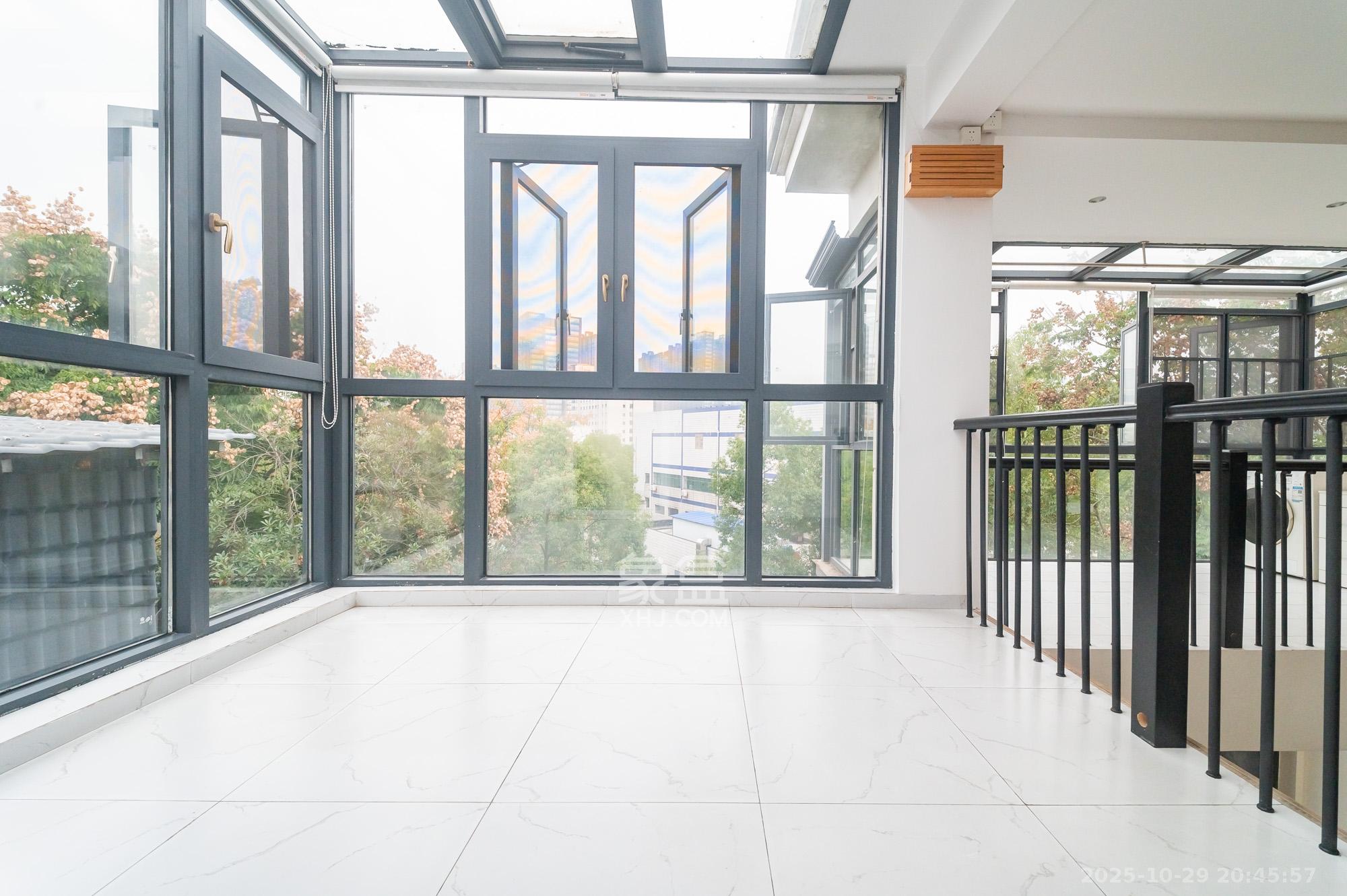 山水芙蓉国际新城  4室2厅2卫    81.8万阳台