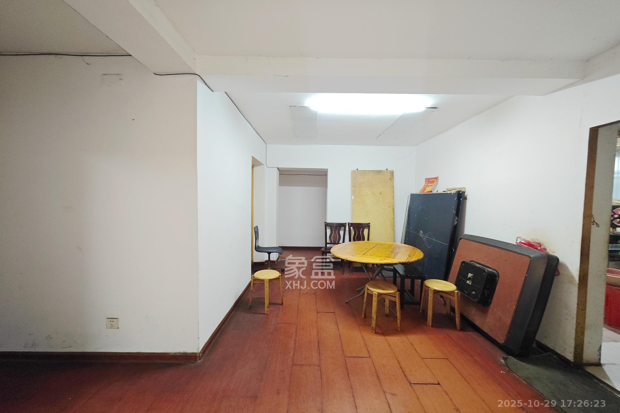 凤凰商贸城  8室2厅2卫    99.0万客厅