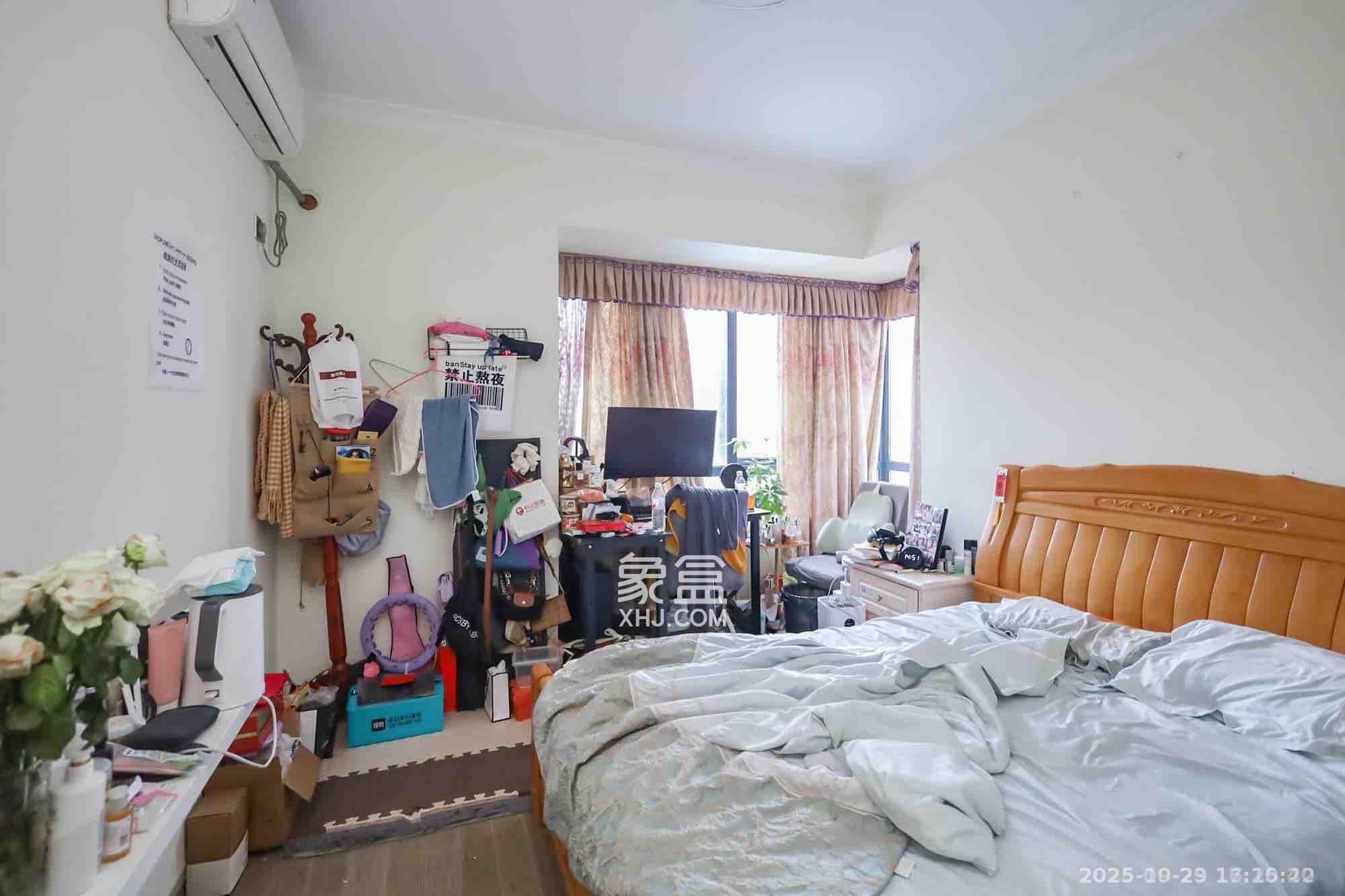 奥克斯广场  3室2厅2卫    3300.0元/月 奥克斯广场  3室2厅2卫    3300.0元/月室内图