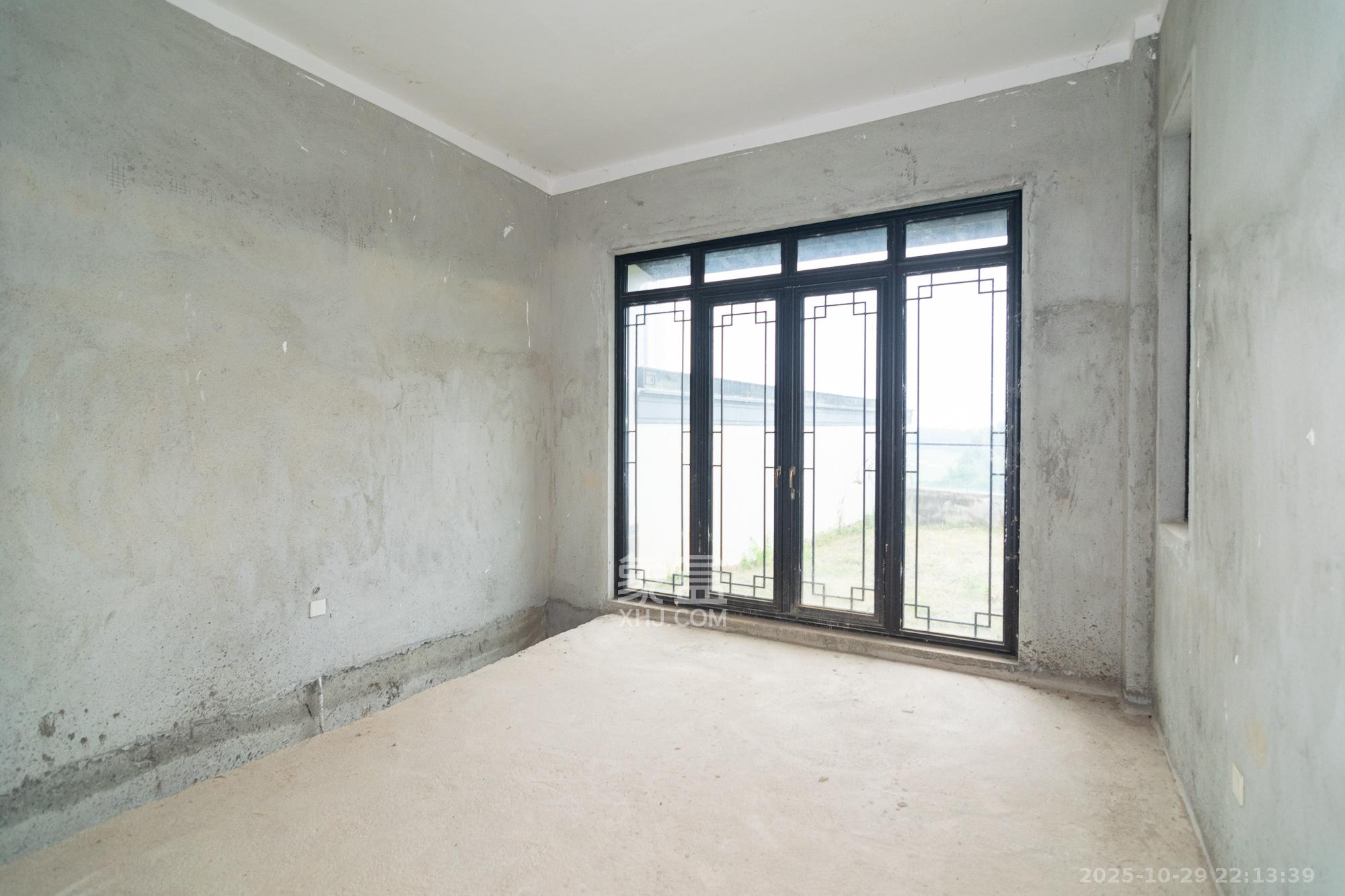 绿城高尔夫小镇  6室3厅4卫    550.0万 绿城高尔夫小镇  6室3厅4卫    550.0万卧室