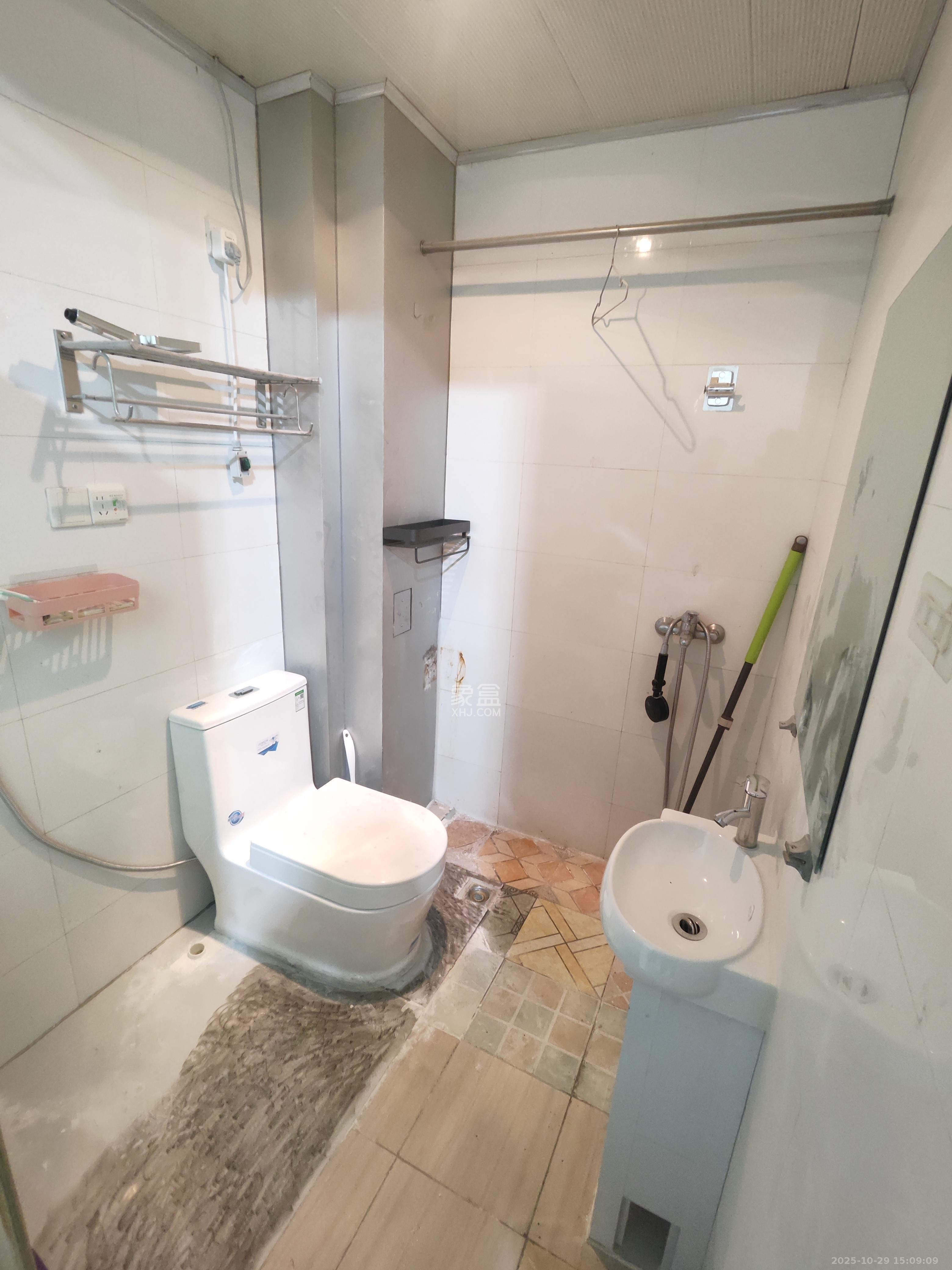 豪菲斯国际公寓(缤纷一季)  1室1厅1卫    1600.0元/月 豪菲斯国际公寓(缤纷一季)  1室1厅1卫    1600.0元/月室内图