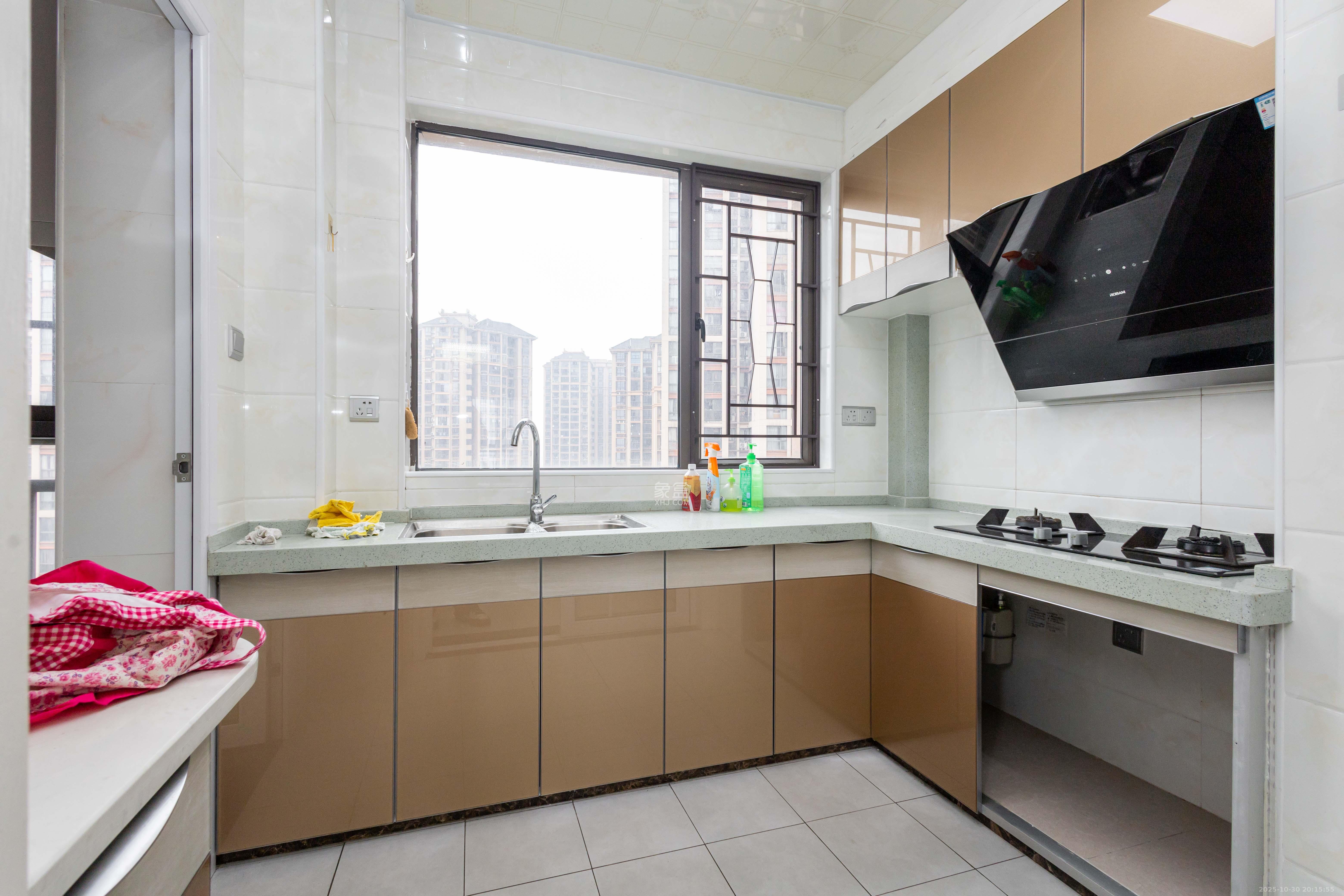 旭辉华庭  3室2厅2卫    75.0万厨房