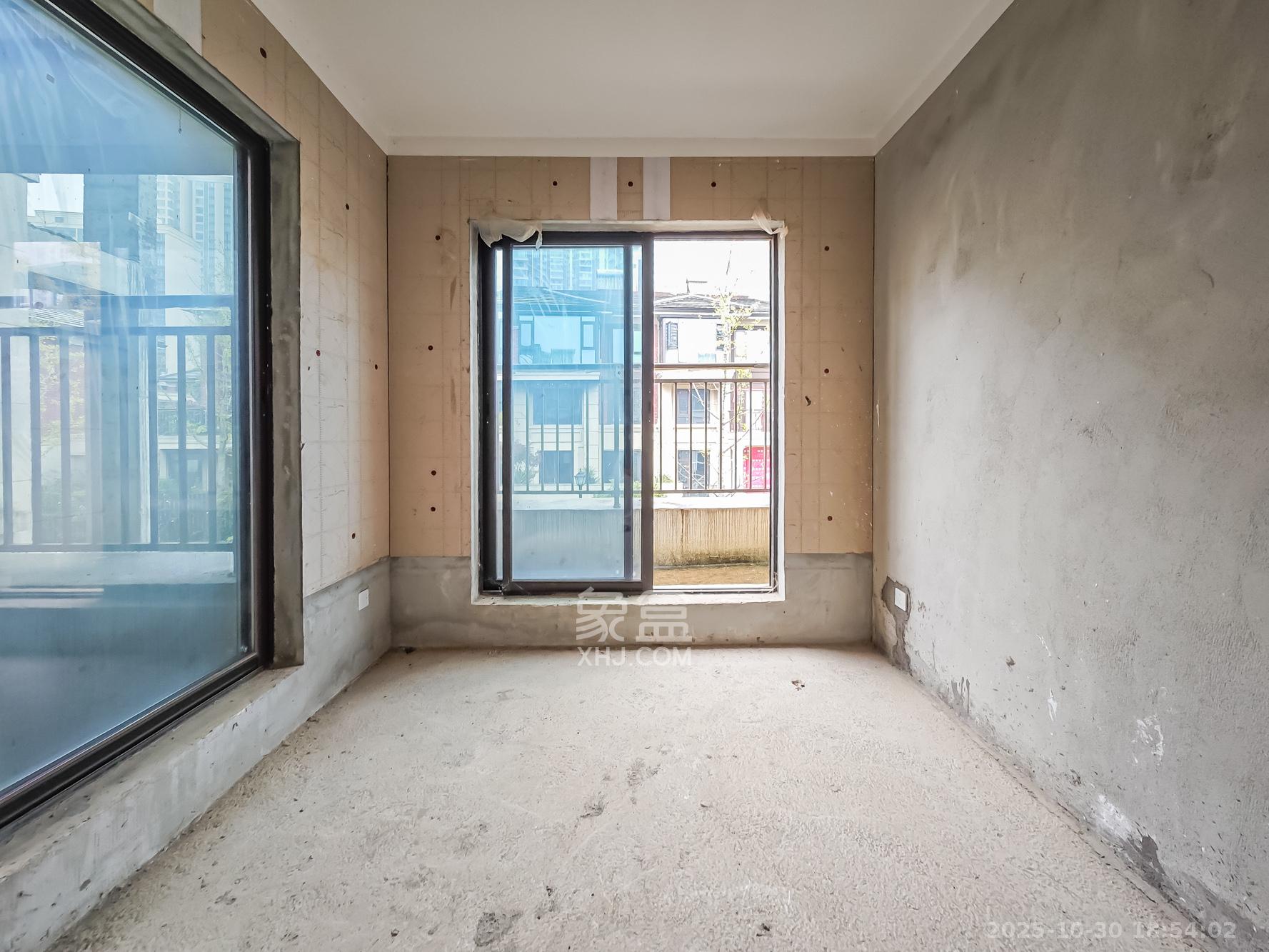 恒基旭辉湖山赋  5室3厅3卫    280.0万卧室