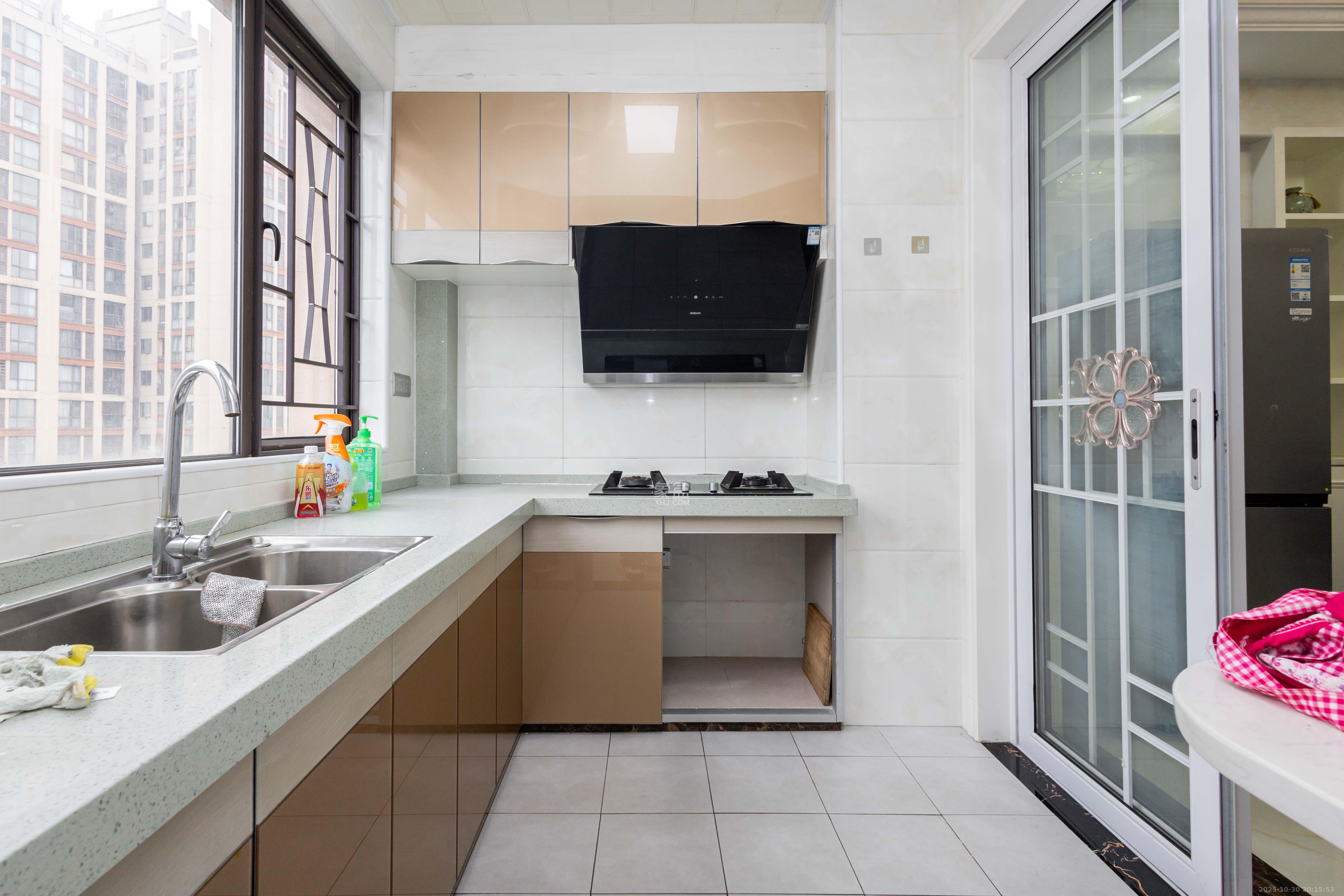 旭辉华庭 3室2厅2卫 75.0万 旭辉华庭 3室2厅2卫 75.0万厨房