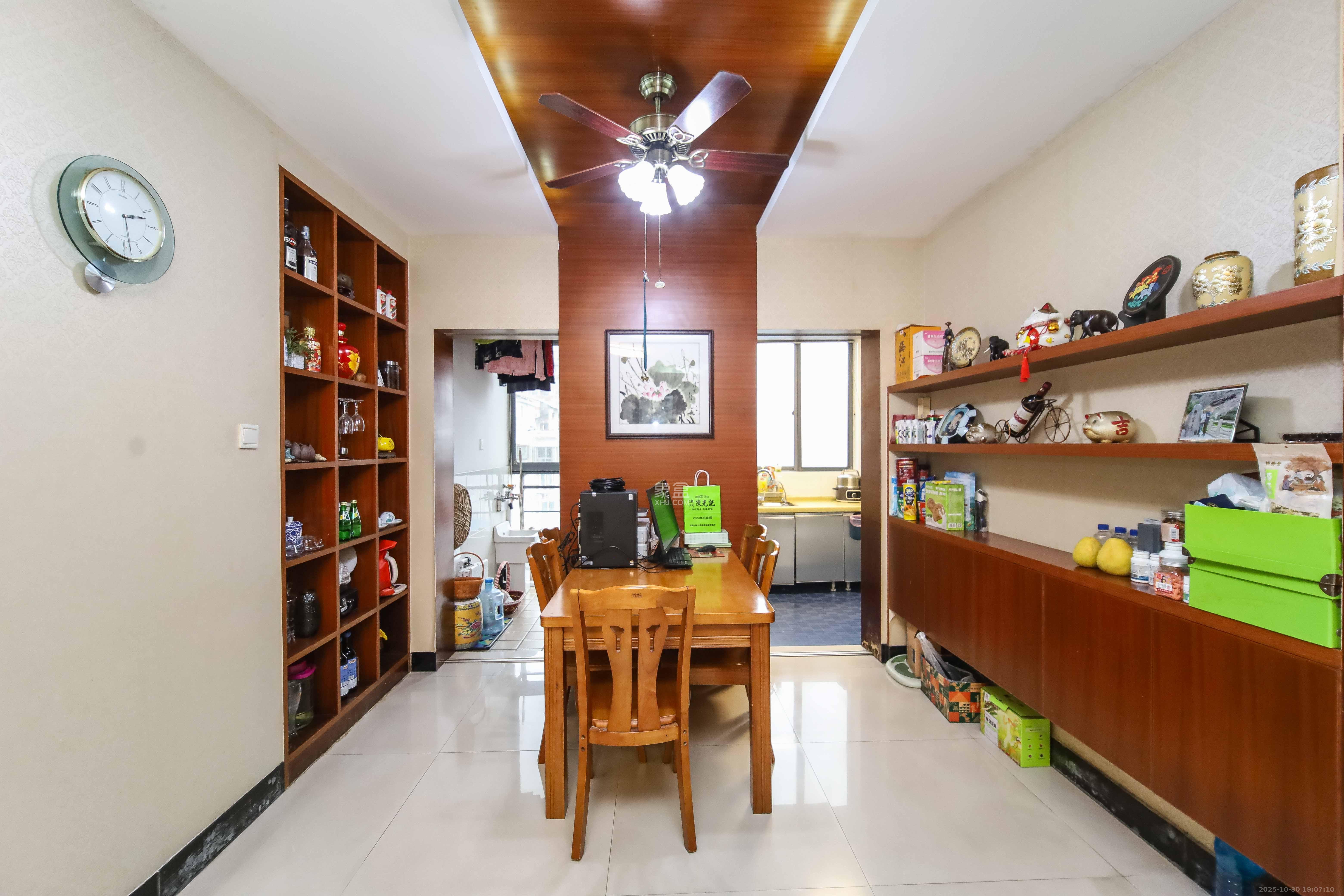 银港水晶城  3室2厅2卫    108.0万客厅