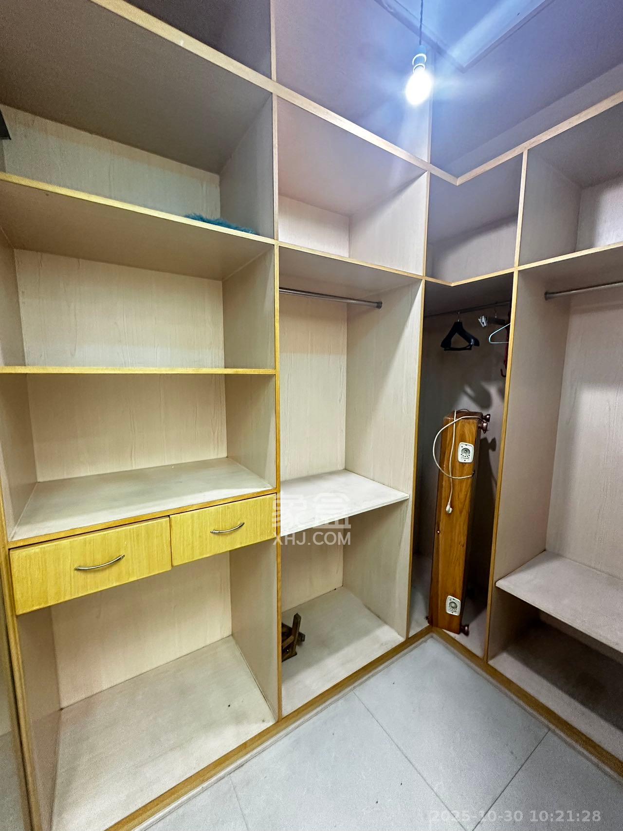 中南汽车世界 3室2厅1卫 1300.0元/月 中南汽车世界 3室2厅1卫 1300.0元/月室内图