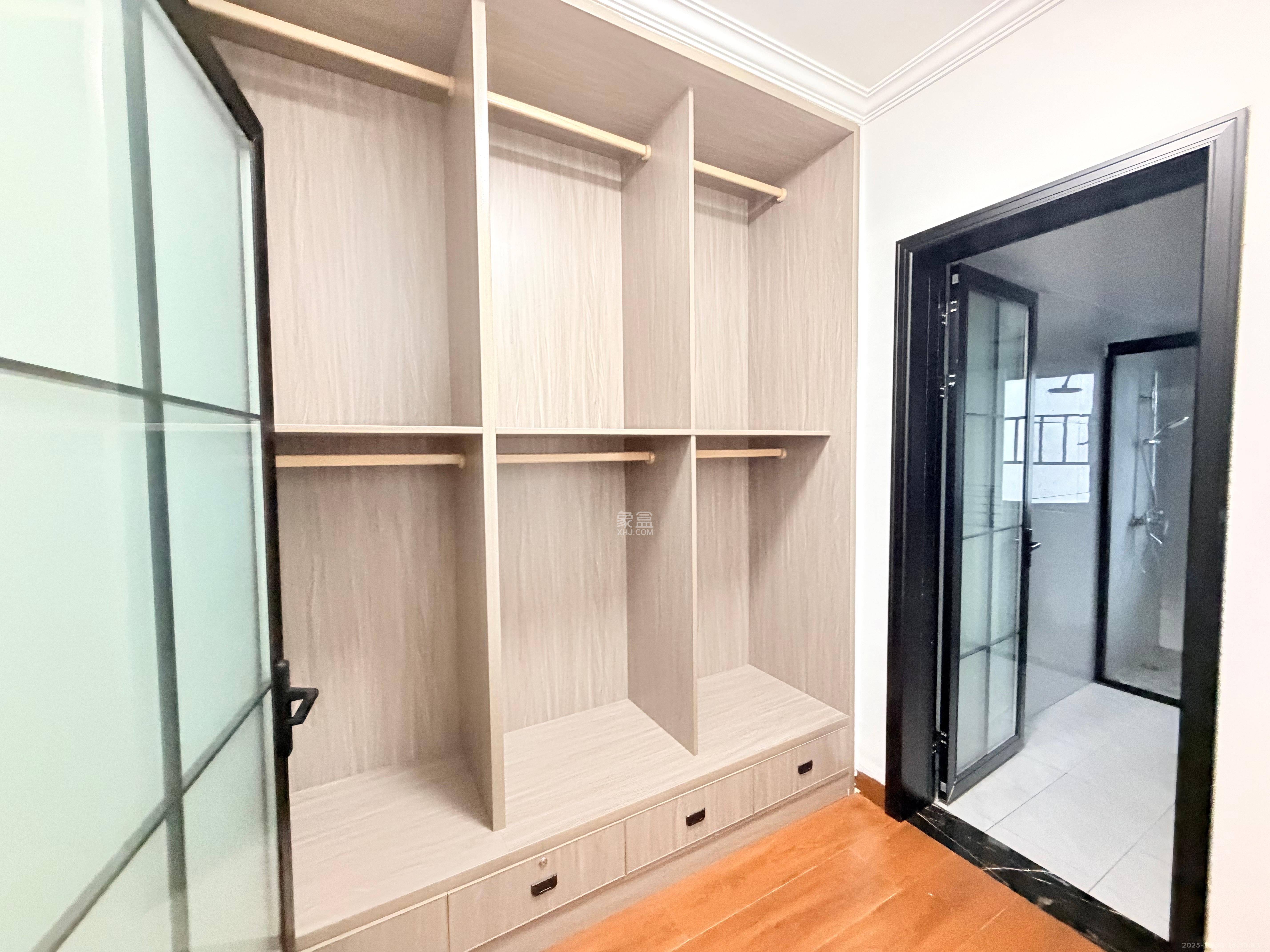 长房东旭国际  4室2厅2卫    4000.0元/月室内图