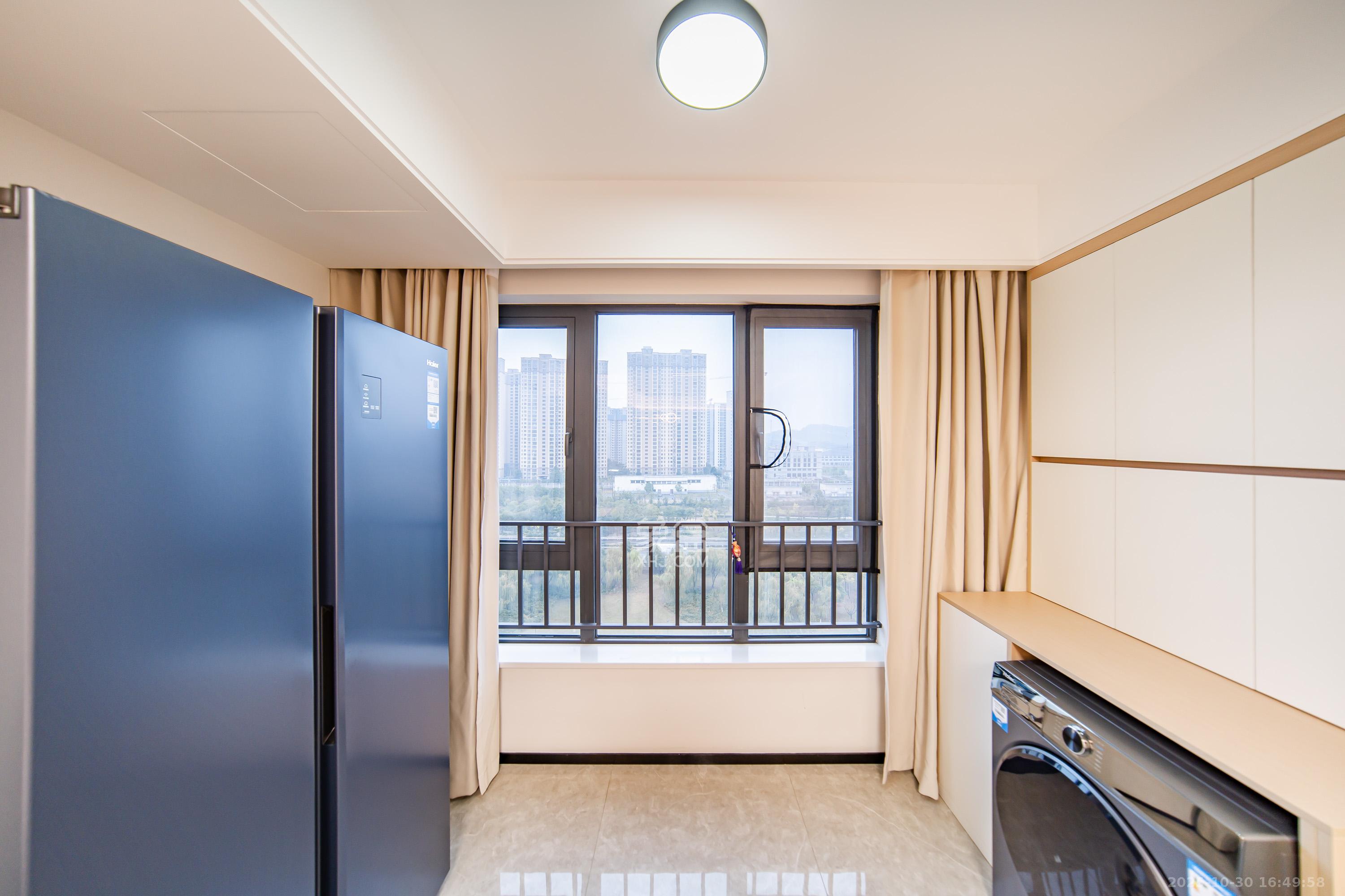 华润凯旋门二期 3室2厅2卫 140.0万 华润凯旋门二期 3室2厅2卫 140.0万阳台